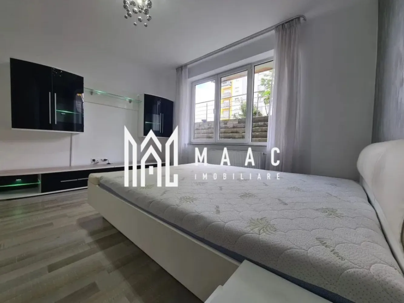 Apartament 1 camera | Demisol | 43 MPU | Doamna Stanca - MAAC Imobiliare vă propune spre închiriere o garsonieră spațioasă, situată în zona Doamna Stanca, într-o locație cu acces rapid către magazine, mijloace de transport și principalele puncte de interes ale orașului.

Locuința are o suprafață utilă de 42 mp, este amplasată la demisol și se închiriază complet mobilată și utilată, fiind disponibilă pentru mutare imediată.

Compartimentare
Dormitor generos
Bucătărie
Baie
Dotări
Centrală termică proprie cu termostat Wi-Fi
Pat matrimonial 180 × 200 cm
Aragaz și cuptor
Frigider
Mașină de spălat rufe
Mobilată și utilată complet
Avantaje
Suprafață generoasă de 42 mp
Disponibilă imediat
Ideală pentru o persoană sau un cuplu
Zonă liniștită, cu acces facil către toate facilitățile
Avantaje locație
Aproape de stații de autobuz
Magazine de cartier și supermarketuri
Farmacii și alte servicii
Acces rapid către Shopping City Sibiu și centrul orașului
Condiții de închiriere
Contract pe o perioadă minimă de 1 an
Garanție: 350 €
Nu se acceptă animale de companie (câini sau pisici).

Cod anunț CP3226441