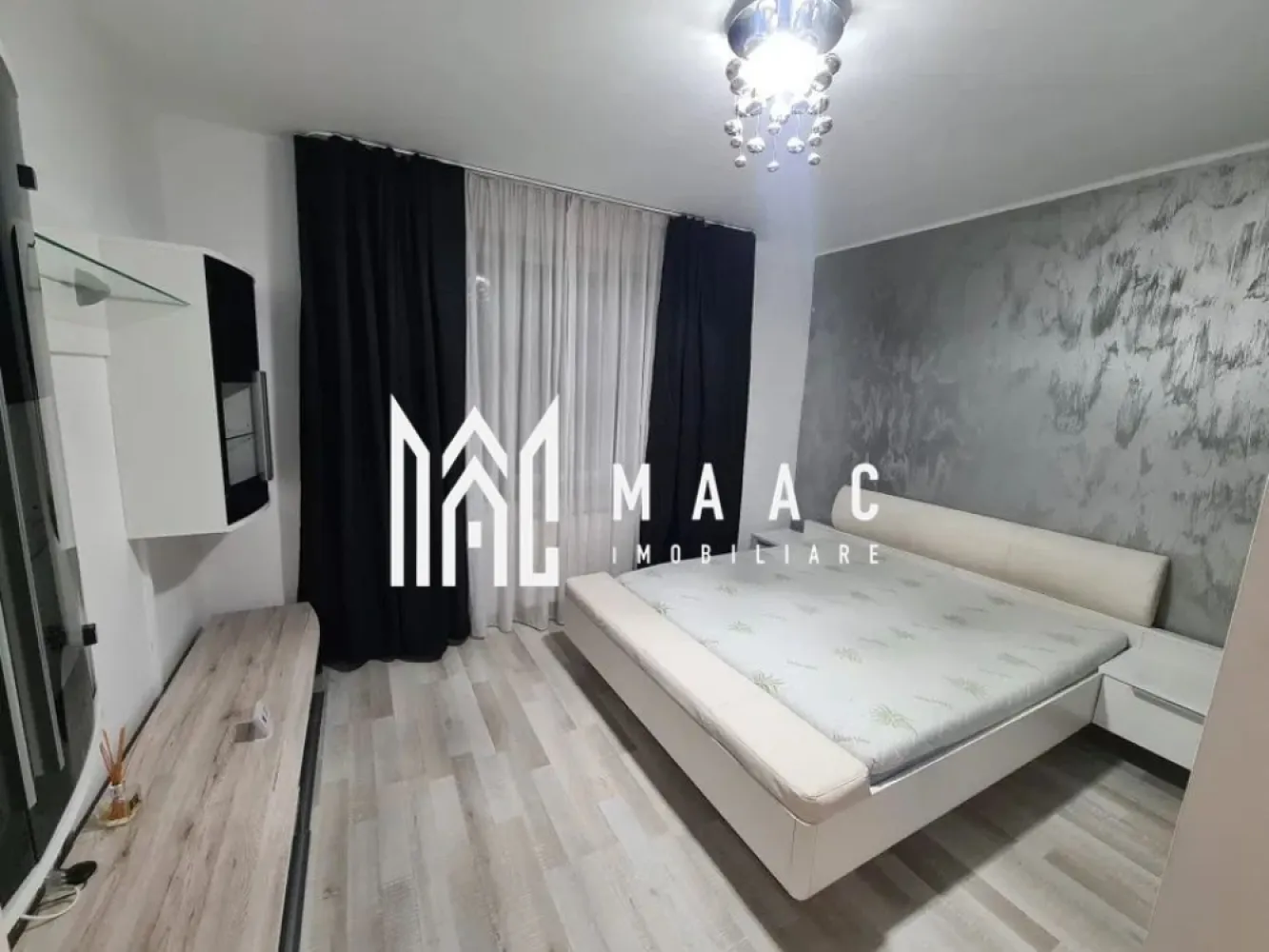 Apartament 1 camera | Demisol | 43 MPU | Doamna Stanca - MAAC Imobiliare vă propune spre închiriere o garsonieră spațioasă, situată în zona Doamna Stanca, într-o locație cu acces rapid către magazine, mijloace de transport și principalele puncte de interes ale orașului.

Locuința are o suprafață utilă de 42 mp, este amplasată la demisol și se închiriază complet mobilată și utilată, fiind disponibilă pentru mutare imediată.

Compartimentare
Dormitor generos
Bucătărie
Baie
Dotări
Centrală termică proprie cu termostat Wi-Fi
Pat matrimonial 180 × 200 cm
Aragaz și cuptor
Frigider
Mașină de spălat rufe
Mobilată și utilată complet
Avantaje
Suprafață generoasă de 42 mp
Disponibilă imediat
Ideală pentru o persoană sau un cuplu
Zonă liniștită, cu acces facil către toate facilitățile
Avantaje locație
Aproape de stații de autobuz
Magazine de cartier și supermarketuri
Farmacii și alte servicii
Acces rapid către Shopping City Sibiu și centrul orașului
Condiții de închiriere
Contract pe o perioadă minimă de 1 an
Garanție: 350 €
Nu se acceptă animale de companie (câini sau pisici).

Cod anunț CP3226441