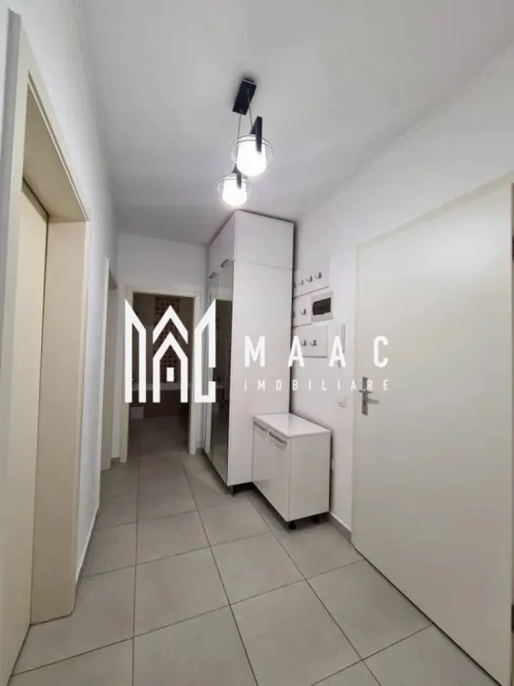 Apartament 1 camera | Demisol | 43 MPU | Doamna Stanca - MAAC Imobiliare vă propune spre închiriere o garsonieră spațioasă, situată în zona Doamna Stanca, într-o locație cu acces rapid către magazine, mijloace de transport și principalele puncte de interes ale orașului.

Locuința are o suprafață utilă de 42 mp, este amplasată la demisol și se închiriază complet mobilată și utilată, fiind disponibilă pentru mutare imediată.

Compartimentare
Dormitor generos
Bucătărie
Baie
Dotări
Centrală termică proprie cu termostat Wi-Fi
Pat matrimonial 180 × 200 cm
Aragaz și cuptor
Frigider
Mașină de spălat rufe
Mobilată și utilată complet
Avantaje
Suprafață generoasă de 42 mp
Disponibilă imediat
Ideală pentru o persoană sau un cuplu
Zonă liniștită, cu acces facil către toate facilitățile
Avantaje locație
Aproape de stații de autobuz
Magazine de cartier și supermarketuri
Farmacii și alte servicii
Acces rapid către Shopping City Sibiu și centrul orașului
Condiții de închiriere
Contract pe o perioadă minimă de 1 an
Garanție: 350 €
Nu se acceptă animale de companie (câini sau pisici).

Cod anunț CP3226441