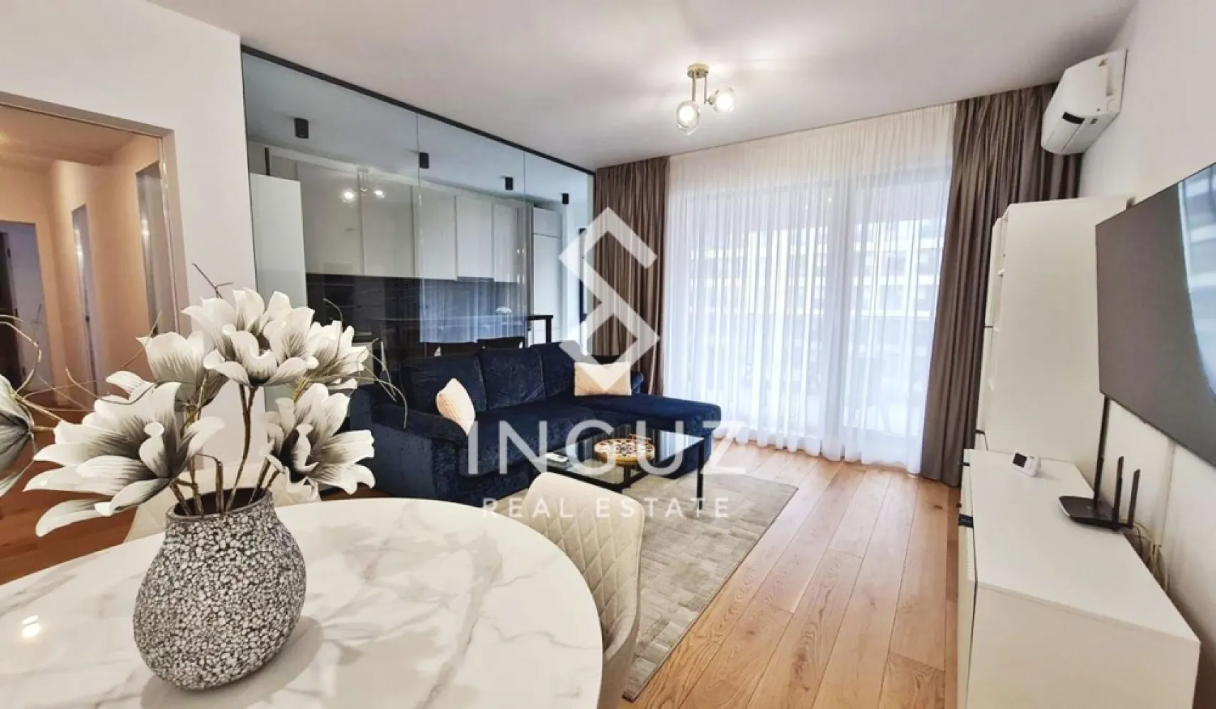 Apartament 3 camere de închiriat | Nusco City – Promenada Mall | Aviaț - Apartament 3 camere de închiriat | Nusco City – Promenada Mall | Aviației

Preț: 1.700 EUR

Apartament modern cu 3 camere, situat în complexul rezidențial Nusco City, una dintre cele mai căutate zone din nordul Bucureștiului, la doar câteva minute de Promenada Mall și principalele centre de business.

Detalii proprietate:
• Suprafață utilă: 90 mp
• Compartimentare decomandată
• Etaj 5 din 7
• Construcție 2023
• 2 băi | terasă generoasă

Compartimentare:
• Living spațios cu acces la terasă
• Bucătărie complet mobilată și utilată
• 2 dormitoare confortabile
• 2 băi moderne
• Terasă accesibilă din living și bucătărie

Dotări:
• Complet mobilat în stil modern
• Electrocasnice de ultimă generație
• Aer condiționat în fiecare cameră
• Finisaje premium

Facilități:
• Loc de parcare suprateran inclus
• Interfon și 2 lifturi
• Acces securizat și supraveghere video
• Spații verzi și zone pentru copii

Localizare:
• 5 minute de Promenada Mall
• Aproape de zona de business (Aviației, Pipera)
• Acces rapid către transport și puncte de interes

Informații suplimentare:
• Apartament ideal pentru rezidență premium sau expați
• Complex nou, foarte bine întreținut