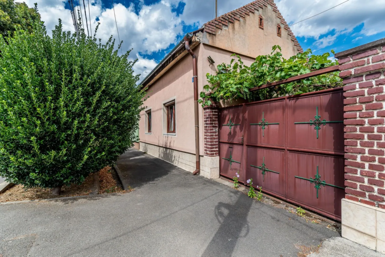 Casă cu teren de 370 mp în Zona Funcționarilor - Descoperă o proprietate situată într-una dintre cele mai apreciate zone rezidențiale, pe strada Mătăsari, în Zona Funcționarilor. Amplasată pe un teren de 370 mp, această casă reprezintă o alegere excelentă atât pentru locuit, cât și pentru investiție.

Proprietatea beneficiază de toate utilitățile disponibile (apă, canalizare, gaz și energie electrică). 

Avantaje:
Teren de 370 mp;
Zonă liniștită și apreciată;
Toate utilitățile disponibile;
Acces facil către principalele puncte de interes ale orașului;
Ideală pentru locuință permanentă sau investiție.

Preț: 149.900 €

Pentru mai multe informații sau pentru programarea unei vizionări, nu ezitați să mă contactați.
Andreea Szuchanszki - 0742267773