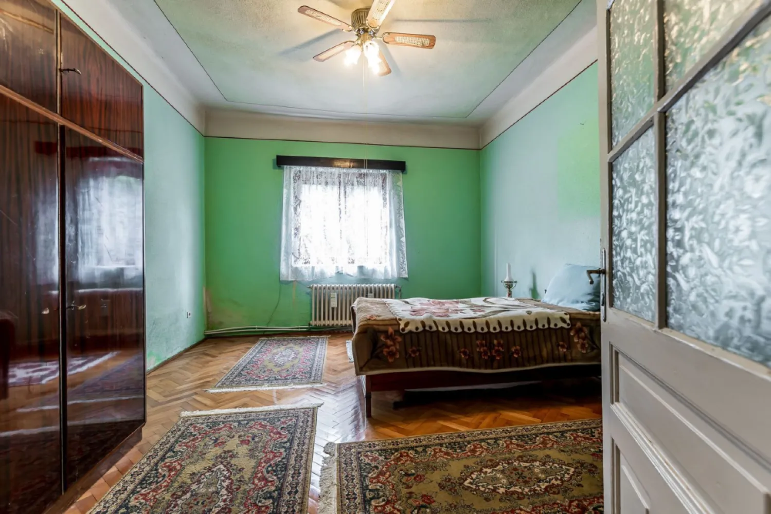 Casă cu teren de 370 mp în Zona Funcționarilor - Descoperă o proprietate situată într-una dintre cele mai apreciate zone rezidențiale, pe strada Mătăsari, în Zona Funcționarilor. Amplasată pe un teren de 370 mp, această casă reprezintă o alegere excelentă atât pentru locuit, cât și pentru investiție.

Proprietatea beneficiază de toate utilitățile disponibile (apă, canalizare, gaz și energie electrică). 

Avantaje:
Teren de 370 mp;
Zonă liniștită și apreciată;
Toate utilitățile disponibile;
Acces facil către principalele puncte de interes ale orașului;
Ideală pentru locuință permanentă sau investiție.

Preț: 149.900 €

Pentru mai multe informații sau pentru programarea unei vizionări, nu ezitați să mă contactați.
Andreea Szuchanszki - 0742267773