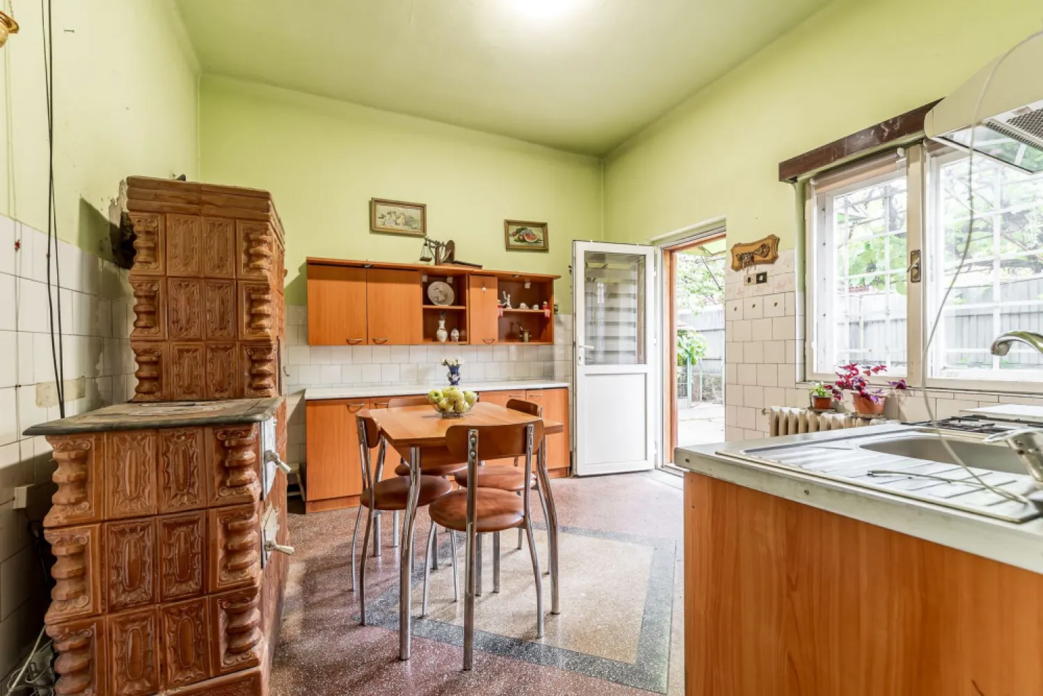 Casă cu teren de 370 mp în Zona Funcționarilor - Descoperă o proprietate situată într-una dintre cele mai apreciate zone rezidențiale, pe strada Mătăsari, în Zona Funcționarilor. Amplasată pe un teren de 370 mp, această casă reprezintă o alegere excelentă atât pentru locuit, cât și pentru investiție.

Proprietatea beneficiază de toate utilitățile disponibile (apă, canalizare, gaz și energie electrică). 

Avantaje:
Teren de 370 mp;
Zonă liniștită și apreciată;
Toate utilitățile disponibile;
Acces facil către principalele puncte de interes ale orașului;
Ideală pentru locuință permanentă sau investiție.

Preț: 149.900 €

Pentru mai multe informații sau pentru programarea unei vizionări, nu ezitați să mă contactați.
Andreea Szuchanszki - 0742267773