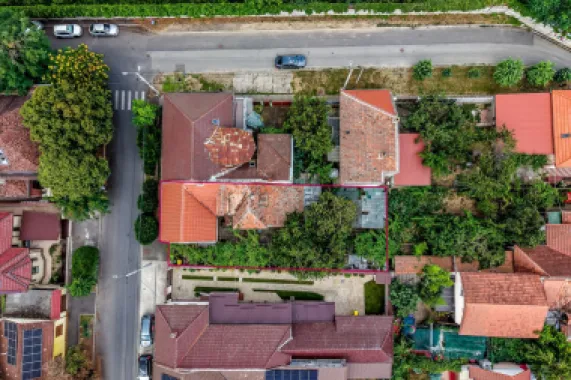 Casă cu teren de 370 mp în Zona Funcționarilor