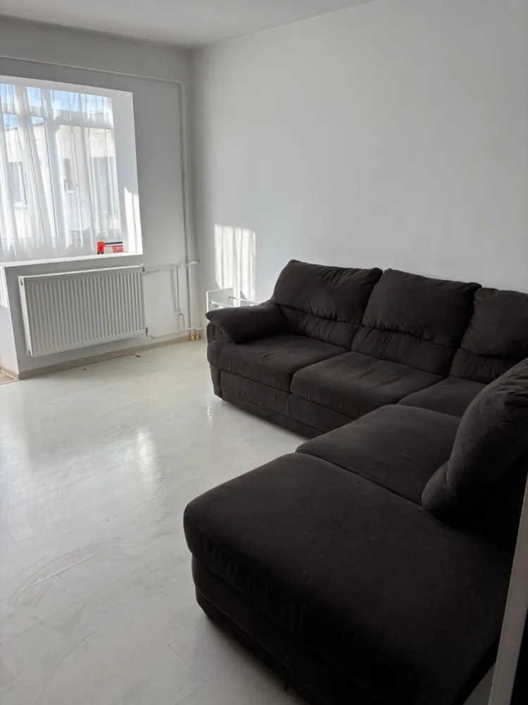 Apartament 2 camere de vânzare – Ploiești Vest, zona Lămâița | Ideal investiție (cu chiriaș existent) - Cătălina Anghel - broker imobiliar vă propune spre vânzare un apartament cu 2 camere, situat în Ploiești, zona Vest – Lămâița, la etajul 4 din 4, ideal pentru investiție sigură și imediat profitabilă.Locuința are o suprafață utilă de 40 mp și este compartimentată eficient, oferind un ambient luminos și primitor. Se vinde complet mobilată și utilată, exact ca în fotografii.Important: Apartamentul se vinde exclusiv ca investiție, cu chiriaș existent și contract pe termen lung, noul proprietar preluând contractul în derulare și beneficiind de venit imediat, fără perioade de neocupare.Dotări și îmbunătățiri:Izolație exterioară cu polistiren de 10 cm – eficiență termică ridicatăRulouri exterioare din aluminiuBalcon închis cu tâmplărie PVCCalorifere schimbateAer condiționat instalat în dormitor și bucătărieMașină de spălat nouă (achiziționată recent – 1 lună)Instalație pentru gaze trasă până la ușa apartamentului (necesită racordare)Localizare și vecinătăți: Apartamentul este amplasat într-o zonă liniștită și bine conectată:Magazin Profi chiar în fața blocului;Școală și grădiniță în imediata apropiereAcces facil la mijloace de transport în comun( linia 35, 35B, 102);Magazine, farmacii și alte facilități la câteva minute.Zona Lămâița din Ploiești Vest este apreciată pentru liniște, accesibilitate și proximitatea față de puncte de interes, fiind potrivită pentru investiții stabile.Se vinde complet mobilat și utilat, cu preluarea chiriașului existent.Pentru informații suplimentare și stabilirea unei vizionari vă invit să ne contactați.
