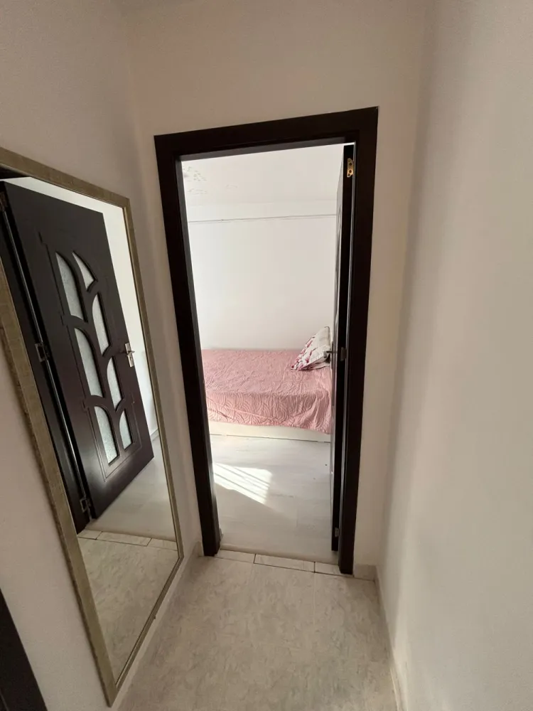 Apartament 2 camere de vânzare – Ploiești Vest, zona Lămâița | Ideal investiție (cu chiriaș existent) - Cătălina Anghel - broker imobiliar vă propune spre vânzare un apartament cu 2 camere, situat în Ploiești, zona Vest – Lămâița, la etajul 4 din 4, ideal pentru investiție sigură și imediat profitabilă.Locuința are o suprafață utilă de 40 mp și este compartimentată eficient, oferind un ambient luminos și primitor. Se vinde complet mobilată și utilată, exact ca în fotografii.Important: Apartamentul se vinde exclusiv ca investiție, cu chiriaș existent și contract pe termen lung, noul proprietar preluând contractul în derulare și beneficiind de venit imediat, fără perioade de neocupare.Dotări și îmbunătățiri:Izolație exterioară cu polistiren de 10 cm – eficiență termică ridicatăRulouri exterioare din aluminiuBalcon închis cu tâmplărie PVCCalorifere schimbateAer condiționat instalat în dormitor și bucătărieMașină de spălat nouă (achiziționată recent – 1 lună)Instalație pentru gaze trasă până la ușa apartamentului (necesită racordare)Localizare și vecinătăți: Apartamentul este amplasat într-o zonă liniștită și bine conectată:Magazin Profi chiar în fața blocului;Școală și grădiniță în imediata apropiereAcces facil la mijloace de transport în comun( linia 35, 35B, 102);Magazine, farmacii și alte facilități la câteva minute.Zona Lămâița din Ploiești Vest este apreciată pentru liniște, accesibilitate și proximitatea față de puncte de interes, fiind potrivită pentru investiții stabile.Se vinde complet mobilat și utilat, cu preluarea chiriașului existent.Pentru informații suplimentare și stabilirea unei vizionari vă invit să ne contactați.