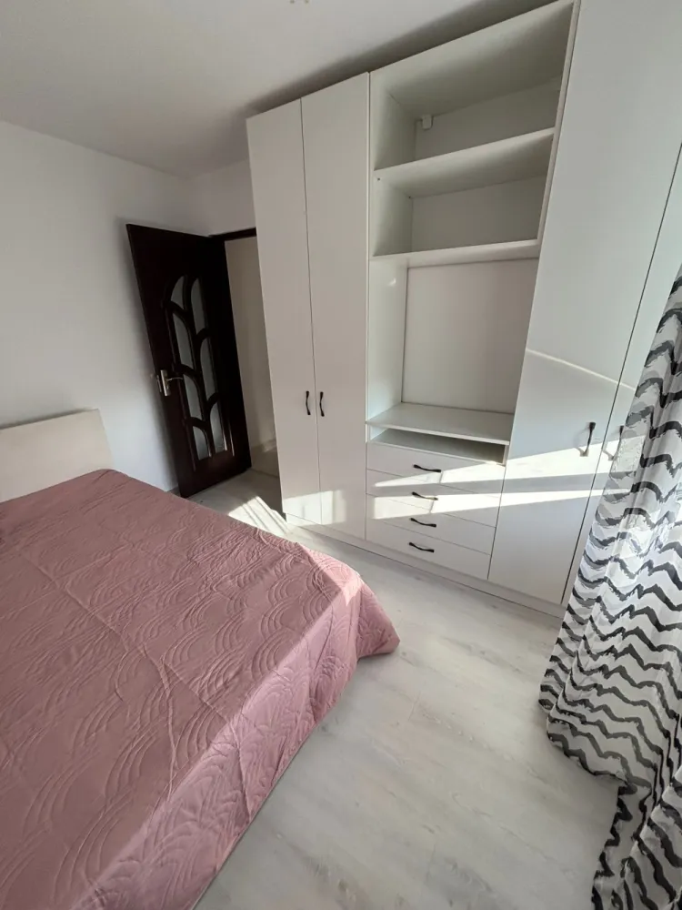 Apartament 2 camere de vânzare – Ploiești Vest, zona Lămâița | Ideal investiție (cu chiriaș existent) - Cătălina Anghel - broker imobiliar vă propune spre vânzare un apartament cu 2 camere, situat în Ploiești, zona Vest – Lămâița, la etajul 4 din 4, ideal pentru investiție sigură și imediat profitabilă.Locuința are o suprafață utilă de 40 mp și este compartimentată eficient, oferind un ambient luminos și primitor. Se vinde complet mobilată și utilată, exact ca în fotografii.Important: Apartamentul se vinde exclusiv ca investiție, cu chiriaș existent și contract pe termen lung, noul proprietar preluând contractul în derulare și beneficiind de venit imediat, fără perioade de neocupare.Dotări și îmbunătățiri:Izolație exterioară cu polistiren de 10 cm – eficiență termică ridicatăRulouri exterioare din aluminiuBalcon închis cu tâmplărie PVCCalorifere schimbateAer condiționat instalat în dormitor și bucătărieMașină de spălat nouă (achiziționată recent – 1 lună)Instalație pentru gaze trasă până la ușa apartamentului (necesită racordare)Localizare și vecinătăți: Apartamentul este amplasat într-o zonă liniștită și bine conectată:Magazin Profi chiar în fața blocului;Școală și grădiniță în imediata apropiereAcces facil la mijloace de transport în comun( linia 35, 35B, 102);Magazine, farmacii și alte facilități la câteva minute.Zona Lămâița din Ploiești Vest este apreciată pentru liniște, accesibilitate și proximitatea față de puncte de interes, fiind potrivită pentru investiții stabile.Se vinde complet mobilat și utilat, cu preluarea chiriașului existent.Pentru informații suplimentare și stabilirea unei vizionari vă invit să ne contactați.