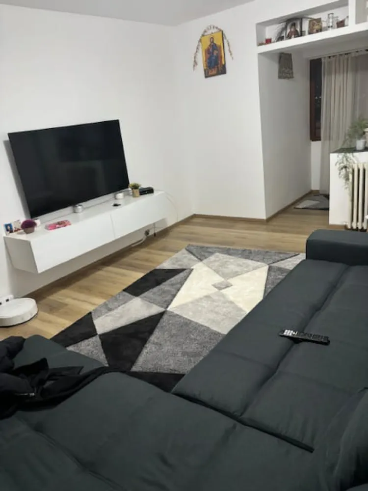 Apartament 2 camere decomandat, etajul 5 din 7, ultracentral - Cătălina Anghel- broker imobiliar, vă prezintă spre vânzare un apartament decomandat cu o suprafață de 47 mp. Situat la etajul 5 al unui bloc solid construit în 1987 cu regim de înălțime p+7, această proprietate oferă nu doar un cămin, ci și o oportunitate excelentă de investiție. Cu un dormitor spațios, o baie modernă și un balcon intim, fiecare colțișor al acestui apartament este gândit să îmbine funcționalitatea cu confortul.Imaginați-vă diminețile petrecute pe balcon, savurând o cafea în timp ce admirați priveliștea orașului. Bucătăria bine compartimentată este locul perfect pentru a prepara mesele preferate alături de cei dragi, iar livingul primitor vă va invita să petreceți momente de neuitat. Structura din beton a clădirii vă asigură un mediu sigur și liniștit, iar amplasarea sa vă oferă acces rapid la toate facilitățile urbane necesare unei vieți moderne.Nu ratați ocazia de a deveni proprietar al acestui apartament atrăgător, la un preț de 115.000€. Fie că sunteți un tânăr profesionist în căutarea primului cămin sau un investitor în căutarea unei oportunități promițătoare, acest apartament este alegerea ideală. Contactați-ne astăzi pentru a programa o vizionare și transformați acest spațiu în acasă!