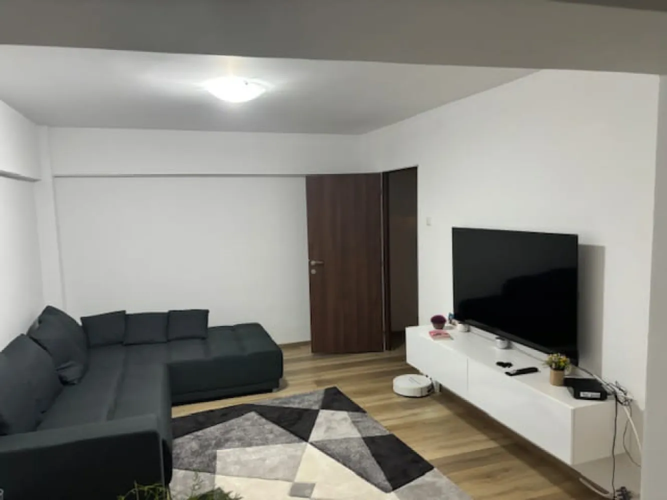 Apartament 2 camere decomandat, etajul 5 din 7, ultracentral - Cătălina Anghel- broker imobiliar, vă prezintă spre vânzare un apartament decomandat cu o suprafață de 47 mp. Situat la etajul 5 al unui bloc solid construit în 1987 cu regim de înălțime p+7, această proprietate oferă nu doar un cămin, ci și o oportunitate excelentă de investiție. Cu un dormitor spațios, o baie modernă și un balcon intim, fiecare colțișor al acestui apartament este gândit să îmbine funcționalitatea cu confortul.Imaginați-vă diminețile petrecute pe balcon, savurând o cafea în timp ce admirați priveliștea orașului. Bucătăria bine compartimentată este locul perfect pentru a prepara mesele preferate alături de cei dragi, iar livingul primitor vă va invita să petreceți momente de neuitat. Structura din beton a clădirii vă asigură un mediu sigur și liniștit, iar amplasarea sa vă oferă acces rapid la toate facilitățile urbane necesare unei vieți moderne.Nu ratați ocazia de a deveni proprietar al acestui apartament atrăgător, la un preț de 115.000€. Fie că sunteți un tânăr profesionist în căutarea primului cămin sau un investitor în căutarea unei oportunități promițătoare, acest apartament este alegerea ideală. Contactați-ne astăzi pentru a programa o vizionare și transformați acest spațiu în acasă!