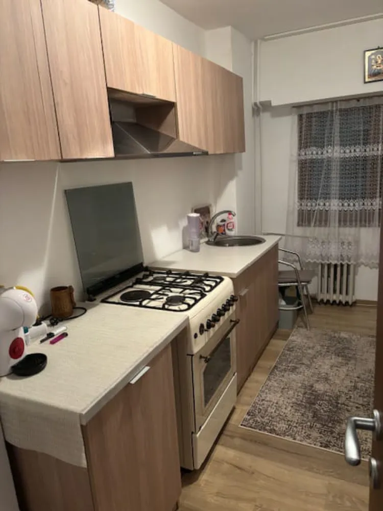 Apartament 2 camere decomandat, etajul 5 din 7, ultracentral - Cătălina Anghel- broker imobiliar, vă prezintă spre vânzare un apartament decomandat cu o suprafață de 47 mp. Situat la etajul 5 al unui bloc solid construit în 1987 cu regim de înălțime p+7, această proprietate oferă nu doar un cămin, ci și o oportunitate excelentă de investiție. Cu un dormitor spațios, o baie modernă și un balcon intim, fiecare colțișor al acestui apartament este gândit să îmbine funcționalitatea cu confortul.Imaginați-vă diminețile petrecute pe balcon, savurând o cafea în timp ce admirați priveliștea orașului. Bucătăria bine compartimentată este locul perfect pentru a prepara mesele preferate alături de cei dragi, iar livingul primitor vă va invita să petreceți momente de neuitat. Structura din beton a clădirii vă asigură un mediu sigur și liniștit, iar amplasarea sa vă oferă acces rapid la toate facilitățile urbane necesare unei vieți moderne.Nu ratați ocazia de a deveni proprietar al acestui apartament atrăgător, la un preț de 115.000€. Fie că sunteți un tânăr profesionist în căutarea primului cămin sau un investitor în căutarea unei oportunități promițătoare, acest apartament este alegerea ideală. Contactați-ne astăzi pentru a programa o vizionare și transformați acest spațiu în acasă!