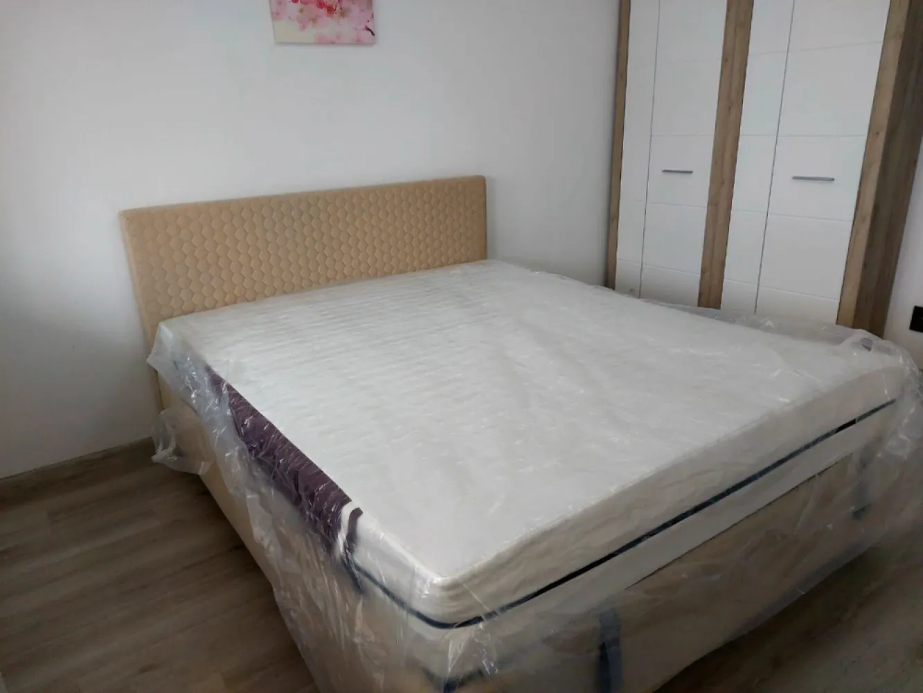 BRASADAS închiriază ap 2 cam 4/4 50mp RENOVAT Ferdinand. - Agenția imobiliara BRASADAS închiriază apartament semi-decomandat cu 2 camere situat la etajul 4/4 fără lift în zona Ferdinand.
Apartamentul este RENOVA, MOBILAT si UTILAT. 
Este situat la 5 min de Mall Veranda și de metroul Iancului.
