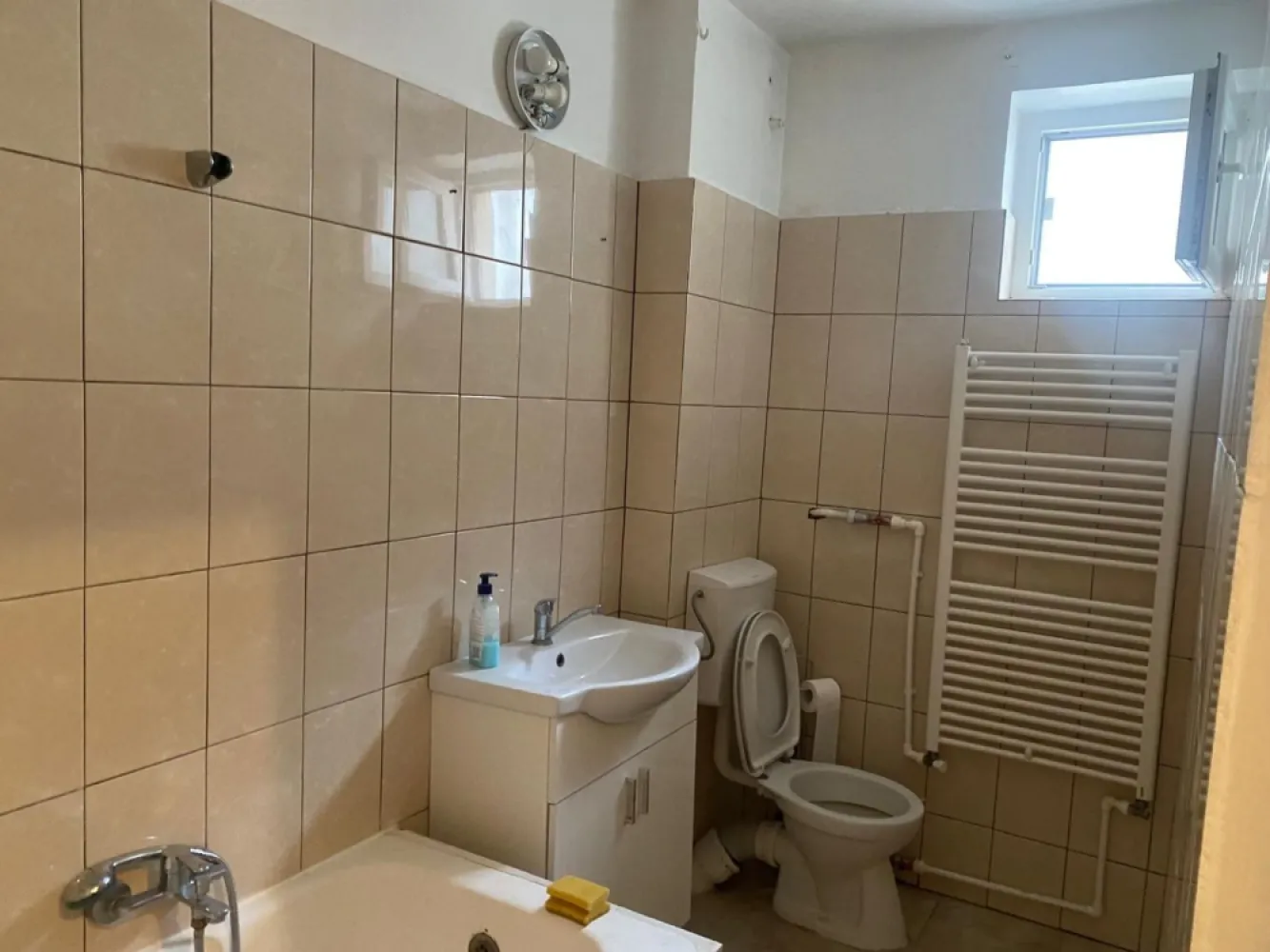 BRASADAS închiriază ap 2 cam 4/4 50mp RENOVAT Ferdinand. - Agenția imobiliara BRASADAS închiriază apartament semi-decomandat cu 2 camere situat la etajul 4/4 fără lift în zona Ferdinand.
Apartamentul este RENOVA, MOBILAT si UTILAT. 
Este situat la 5 min de Mall Veranda și de metroul Iancului.