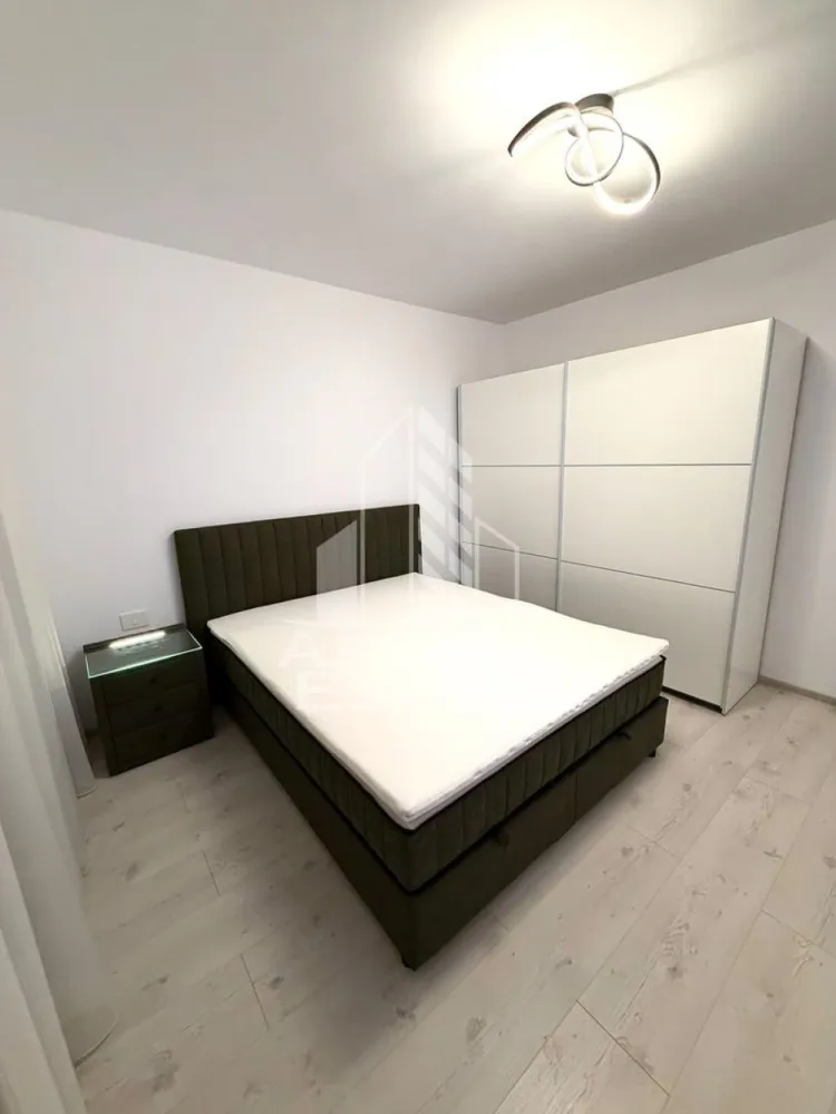 Apartament cu 3 camere de inchiriat, garaj subteran, Zona Aradului - APOSTU ESTATE va propune spre inchiriere un apartament cu 3 camere, 2 bai, complet mobilat si utilat in Zona Aradului, Timisoara, Judet Timis.
Imobilul este situat la etajul 3 si are 67 mp utili.
Compartimentare:
- living open-space cu bucataria
- 2 dormitoare
- baie cu cada
- baie cu cabina de dus
- balcon

Dotari si beneficii:
- centrala proprie incalzire prin pardoseala
- loc de parcare la subteran
- aparat de aer conditionat
- electrocasnice: frigider, aragaz, masina de spalat si uscat rufe, masina de spalat vase

Pentru mai multe detalii nu ezitati sa ne contactati!
Disponibilitate: imediata
Pret chirie: 800 de euro 
Va asteptam cu drag la o vizionare chiar si astazi!
ID intern: CP3227038