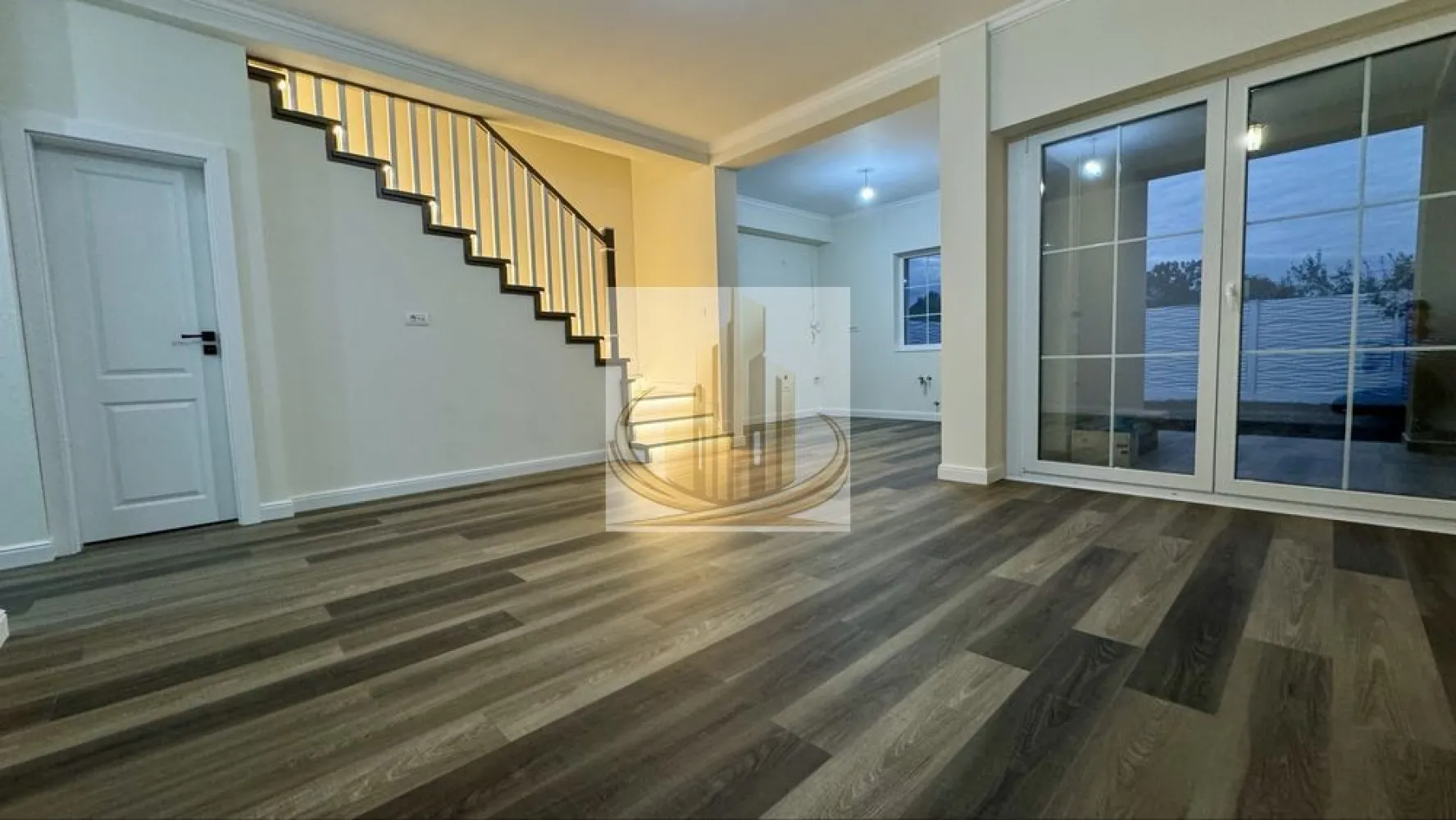 Duplex Mosnita Noua 5 camere, 3 bai, finisaje premium - Grand Mobilis Imobiliare va propune spre vânzare o proprietate care nu impresionează doar prin suprafață, ci prin calitatea execuției, atenția la detalii și confortul real oferit zi de zi. Ideală pentru o familie care caută liniște, spațiu și acces rapid către oraș.

📌 Construcție verificabilă – documentație completă + fotografii din toate etapele execuției
📌 Posibilitate verificare independentă de către expert tehnic

⸻

📐 DATE ESENȚIALE

* Regim: P+1E + pod (cu scară acces)
* Suprafață construită: 150 mp
* Suprafață utilă: 107 mp
* Terasă acoperită

⸻

🏠 COMPARTIMENTARE OPTIMĂ

Parter – funcțional și aerisit:

* Living luminos, ideal pentru relaxare
* Bucătărie (se poate închide)
* Dormitor / birou
* Baie cu duș
* Cameră tehnică + spații de depozitare inteligente
* Acces către terasă

Etaj – zona de odihnă:

* 3 dormitoare + 1 dormitor matrimonial cu baie proprie
* Baie principală cu cadă
* Hol generos + acces pod

✔️ 4 dormitoare | 3 băi | spații bine delimitate

⸻

⚙️ CONFORT & TEHNOLOGIE PREMIUM

* Încălzire în pardoseală TECE + control individual în fiecare cameră
* Centrală în condensare Ariston Clas One
* Aer condiționat Daikin
* Sistem supraveghere audio-video
* Instalații electrice premium (Gewiss + Schneider)
* Pregătire panouri fotovoltaice
* Priză trifazică pentru mașină electrică

⸻

🛁 FINISAJE DE TOP

* Obiecte sanitare Villeroy & Boch
* Baterii Grohe
* Scară din lemn masiv cu iluminare ambientală
* Tâmplărie TROCAL Germania – tripan, 7 camere
* Travertin exterior + pavaj Semmelrock
* Tencuială decorativă Ceresit

⸻

🌿 EXTERIOR & UTILITĂȚI

* Curte amenajată + spațiu verde
* Parcare: 1 loc în curte + 3 în față
* Toate utilitățile disponibile (gaz, canal, apă, curent trifazic, internet)

⸻

📍 LOCAȚIE – ECHILIBRUL PERFECT

* Zonă liniștită și aerisită
* Acces rapid către oraș (Calea Medveș + artere principale)
* Transport în comun în apropiere
* Restaurante, cafenele, magazine (inclusiv non-stop la 2 min)
* Centre comerciale, școli și grădinițe în proximitate

⸻

💡 DE CE MERITĂ VĂZUTĂ

✔️ Construcție solidă, gândită pentru termen lung
✔️ Eficiență energetică ridicată
✔️ Compartimentare practică pentru familie
✔️ Zonă în plină dezvoltare, cu potențial de creștere

⸻

📞 Pentru detalii și programarea unei vizionări, contactează Grand Mobilis Imobiliare.
ID intern CP3040536