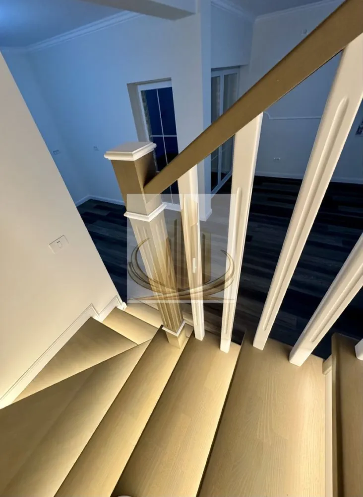 Duplex Mosnita Noua 5 camere, 3 bai, finisaje premium - Grand Mobilis Imobiliare va propune spre vânzare o proprietate care nu impresionează doar prin suprafață, ci prin calitatea execuției, atenția la detalii și confortul real oferit zi de zi. Ideală pentru o familie care caută liniște, spațiu și acces rapid către oraș.

📌 Construcție verificabilă – documentație completă + fotografii din toate etapele execuției
📌 Posibilitate verificare independentă de către expert tehnic

⸻

📐 DATE ESENȚIALE

* Regim: P+1E + pod (cu scară acces)
* Suprafață construită: 150 mp
* Suprafață utilă: 107 mp
* Terasă acoperită

⸻

🏠 COMPARTIMENTARE OPTIMĂ

Parter – funcțional și aerisit:

* Living luminos, ideal pentru relaxare
* Bucătărie (se poate închide)
* Dormitor / birou
* Baie cu duș
* Cameră tehnică + spații de depozitare inteligente
* Acces către terasă

Etaj – zona de odihnă:

* 3 dormitoare + 1 dormitor matrimonial cu baie proprie
* Baie principală cu cadă
* Hol generos + acces pod

✔️ 4 dormitoare | 3 băi | spații bine delimitate

⸻

⚙️ CONFORT & TEHNOLOGIE PREMIUM

* Încălzire în pardoseală TECE + control individual în fiecare cameră
* Centrală în condensare Ariston Clas One
* Aer condiționat Daikin
* Sistem supraveghere audio-video
* Instalații electrice premium (Gewiss + Schneider)
* Pregătire panouri fotovoltaice
* Priză trifazică pentru mașină electrică

⸻

🛁 FINISAJE DE TOP

* Obiecte sanitare Villeroy & Boch
* Baterii Grohe
* Scară din lemn masiv cu iluminare ambientală
* Tâmplărie TROCAL Germania – tripan, 7 camere
* Travertin exterior + pavaj Semmelrock
* Tencuială decorativă Ceresit

⸻

🌿 EXTERIOR & UTILITĂȚI

* Curte amenajată + spațiu verde
* Parcare: 1 loc în curte + 3 în față
* Toate utilitățile disponibile (gaz, canal, apă, curent trifazic, internet)

⸻

📍 LOCAȚIE – ECHILIBRUL PERFECT

* Zonă liniștită și aerisită
* Acces rapid către oraș (Calea Medveș + artere principale)
* Transport în comun în apropiere
* Restaurante, cafenele, magazine (inclusiv non-stop la 2 min)
* Centre comerciale, școli și grădinițe în proximitate

⸻

💡 DE CE MERITĂ VĂZUTĂ

✔️ Construcție solidă, gândită pentru termen lung
✔️ Eficiență energetică ridicată
✔️ Compartimentare practică pentru familie
✔️ Zonă în plină dezvoltare, cu potențial de creștere

⸻

📞 Pentru detalii și programarea unei vizionări, contactează Grand Mobilis Imobiliare.
ID intern CP3040536