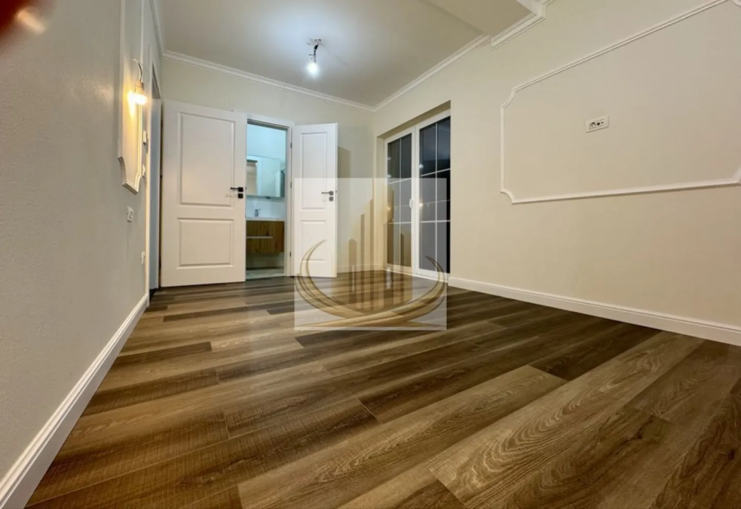 Duplex Mosnita Noua 5 camere, 3 bai, finisaje premium - Grand Mobilis Imobiliare va propune spre vânzare o proprietate care nu impresionează doar prin suprafață, ci prin calitatea execuției, atenția la detalii și confortul real oferit zi de zi. Ideală pentru o familie care caută liniște, spațiu și acces rapid către oraș.

📌 Construcție verificabilă – documentație completă + fotografii din toate etapele execuției
📌 Posibilitate verificare independentă de către expert tehnic

⸻

📐 DATE ESENȚIALE

* Regim: P+1E + pod (cu scară acces)
* Suprafață construită: 150 mp
* Suprafață utilă: 107 mp
* Terasă acoperită

⸻

🏠 COMPARTIMENTARE OPTIMĂ

Parter – funcțional și aerisit:

* Living luminos, ideal pentru relaxare
* Bucătărie (se poate închide)
* Dormitor / birou
* Baie cu duș
* Cameră tehnică + spații de depozitare inteligente
* Acces către terasă

Etaj – zona de odihnă:

* 3 dormitoare + 1 dormitor matrimonial cu baie proprie
* Baie principală cu cadă
* Hol generos + acces pod

✔️ 4 dormitoare | 3 băi | spații bine delimitate

⸻

⚙️ CONFORT & TEHNOLOGIE PREMIUM

* Încălzire în pardoseală TECE + control individual în fiecare cameră
* Centrală în condensare Ariston Clas One
* Aer condiționat Daikin
* Sistem supraveghere audio-video
* Instalații electrice premium (Gewiss + Schneider)
* Pregătire panouri fotovoltaice
* Priză trifazică pentru mașină electrică

⸻

🛁 FINISAJE DE TOP

* Obiecte sanitare Villeroy & Boch
* Baterii Grohe
* Scară din lemn masiv cu iluminare ambientală
* Tâmplărie TROCAL Germania – tripan, 7 camere
* Travertin exterior + pavaj Semmelrock
* Tencuială decorativă Ceresit

⸻

🌿 EXTERIOR & UTILITĂȚI

* Curte amenajată + spațiu verde
* Parcare: 1 loc în curte + 3 în față
* Toate utilitățile disponibile (gaz, canal, apă, curent trifazic, internet)

⸻

📍 LOCAȚIE – ECHILIBRUL PERFECT

* Zonă liniștită și aerisită
* Acces rapid către oraș (Calea Medveș + artere principale)
* Transport în comun în apropiere
* Restaurante, cafenele, magazine (inclusiv non-stop la 2 min)
* Centre comerciale, școli și grădinițe în proximitate

⸻

💡 DE CE MERITĂ VĂZUTĂ

✔️ Construcție solidă, gândită pentru termen lung
✔️ Eficiență energetică ridicată
✔️ Compartimentare practică pentru familie
✔️ Zonă în plină dezvoltare, cu potențial de creștere

⸻

📞 Pentru detalii și programarea unei vizionări, contactează Grand Mobilis Imobiliare.
ID intern CP3040536