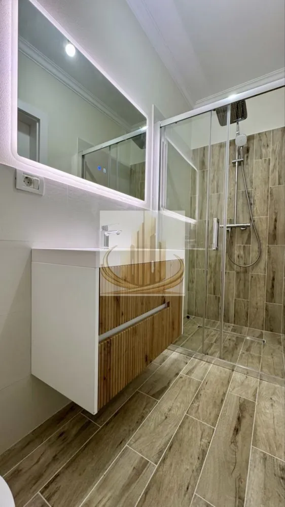 Duplex Mosnita Noua 5 camere, 3 bai, finisaje premium - Grand Mobilis Imobiliare va propune spre vânzare o proprietate care nu impresionează doar prin suprafață, ci prin calitatea execuției, atenția la detalii și confortul real oferit zi de zi. Ideală pentru o familie care caută liniște, spațiu și acces rapid către oraș.

📌 Construcție verificabilă – documentație completă + fotografii din toate etapele execuției
📌 Posibilitate verificare independentă de către expert tehnic

⸻

📐 DATE ESENȚIALE

* Regim: P+1E + pod (cu scară acces)
* Suprafață construită: 150 mp
* Suprafață utilă: 107 mp
* Terasă acoperită

⸻

🏠 COMPARTIMENTARE OPTIMĂ

Parter – funcțional și aerisit:

* Living luminos, ideal pentru relaxare
* Bucătărie (se poate închide)
* Dormitor / birou
* Baie cu duș
* Cameră tehnică + spații de depozitare inteligente
* Acces către terasă

Etaj – zona de odihnă:

* 3 dormitoare + 1 dormitor matrimonial cu baie proprie
* Baie principală cu cadă
* Hol generos + acces pod

✔️ 4 dormitoare | 3 băi | spații bine delimitate

⸻

⚙️ CONFORT & TEHNOLOGIE PREMIUM

* Încălzire în pardoseală TECE + control individual în fiecare cameră
* Centrală în condensare Ariston Clas One
* Aer condiționat Daikin
* Sistem supraveghere audio-video
* Instalații electrice premium (Gewiss + Schneider)
* Pregătire panouri fotovoltaice
* Priză trifazică pentru mașină electrică

⸻

🛁 FINISAJE DE TOP

* Obiecte sanitare Villeroy & Boch
* Baterii Grohe
* Scară din lemn masiv cu iluminare ambientală
* Tâmplărie TROCAL Germania – tripan, 7 camere
* Travertin exterior + pavaj Semmelrock
* Tencuială decorativă Ceresit

⸻

🌿 EXTERIOR & UTILITĂȚI

* Curte amenajată + spațiu verde
* Parcare: 1 loc în curte + 3 în față
* Toate utilitățile disponibile (gaz, canal, apă, curent trifazic, internet)

⸻

📍 LOCAȚIE – ECHILIBRUL PERFECT

* Zonă liniștită și aerisită
* Acces rapid către oraș (Calea Medveș + artere principale)
* Transport în comun în apropiere
* Restaurante, cafenele, magazine (inclusiv non-stop la 2 min)
* Centre comerciale, școli și grădinițe în proximitate

⸻

💡 DE CE MERITĂ VĂZUTĂ

✔️ Construcție solidă, gândită pentru termen lung
✔️ Eficiență energetică ridicată
✔️ Compartimentare practică pentru familie
✔️ Zonă în plină dezvoltare, cu potențial de creștere

⸻

📞 Pentru detalii și programarea unei vizionări, contactează Grand Mobilis Imobiliare.
ID intern CP3040536