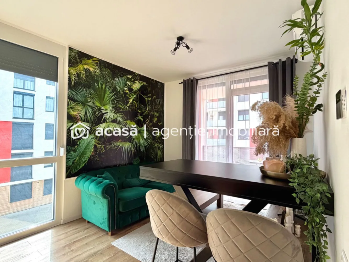 Apartament cu 2 camere la cheie cu loc de parcare in ARED langa AFI - Comision 0%
Se oferă spre închiriere apartament cu 2 camere, situat în complexul ARED City, în cel mai frumos cartier rezidential din ARAD, chiar lângă AFI.

Locuința este compusă din living cu bucătărie open space, dormitor, baie, hol și balcon, cu acces direct din zona de zi.

Apartamentul este complet mobilat și utilat, amenajat modern, „la cheie”, gata pentru mutare imediată. Beneficiază de încălzire în pardoseală și centrală proprie, oferind un confort ridicat pe tot parcursul anului.

Este situat la etajul 2, într-un imobil dotat cu lift. 

În plus, dispune de loc de parcare inclus.
📞 Pentru detalii și programarea unei vizionări:
Blaga Flavius – 0754467525 Consultant imobiliar acreditat APAIR (Asociația Profesională a Agenților Imobiliari din România)

Birou: ACASĂ | Agenție imobiliară Arad
Adresă: Bulevardul Decebal 2, Arad 310133