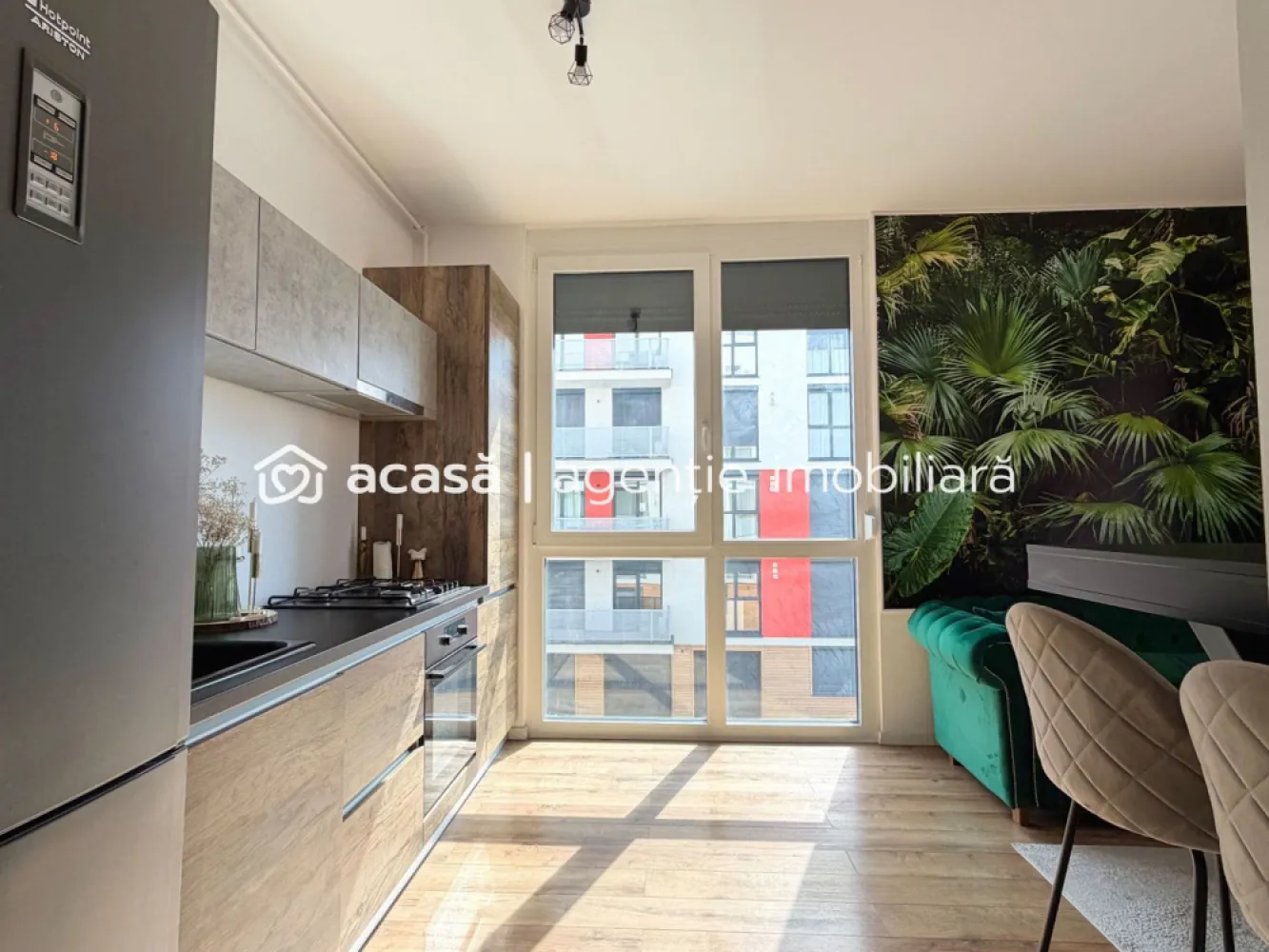 Apartament cu 2 camere la cheie cu loc de parcare in ARED langa AFI - Comision 0%
Se oferă spre închiriere apartament cu 2 camere, situat în complexul ARED City, în cel mai frumos cartier rezidential din ARAD, chiar lângă AFI.

Locuința este compusă din living cu bucătărie open space, dormitor, baie, hol și balcon, cu acces direct din zona de zi.

Apartamentul este complet mobilat și utilat, amenajat modern, „la cheie”, gata pentru mutare imediată. Beneficiază de încălzire în pardoseală și centrală proprie, oferind un confort ridicat pe tot parcursul anului.

Este situat la etajul 2, într-un imobil dotat cu lift. 

În plus, dispune de loc de parcare inclus.
📞 Pentru detalii și programarea unei vizionări:
Blaga Flavius – 0754467525 Consultant imobiliar acreditat APAIR (Asociația Profesională a Agenților Imobiliari din România)

Birou: ACASĂ | Agenție imobiliară Arad
Adresă: Bulevardul Decebal 2, Arad 310133