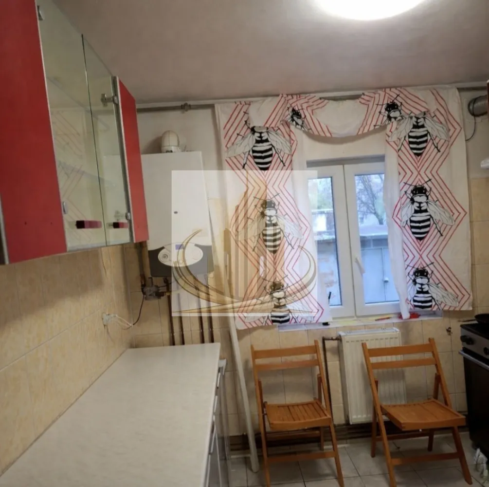 Apartament modern Lipovei, 3 camere - Grand Mobilis Imobiliare vă propune spre închiriere:

Apartament cu 3 camere – zona Lipovei

Vă oferim spre închiriere un apartament spațios cu 3 camere, situat în zona Lipovei, o zonă foarte apreciată pentru accesibilitate și facilități.

Imobilul dispune de aer condiționat și centrală proprie pe gaz, asigurând confort pe tot parcursul anului. Este ideal pentru familii sau pentru persoane care își doresc un spațiu generos, bine poziționat.

Beneficii:

* Zonă excelentă, liniștită și bine dezvoltată
* Acces rapid la magazine precum Profi și Mega Image
* Aproape de mijloace de transport în comun
* Iulius Town la doar 10 minute

Se acceptă animale de companie 🐾

Chirie: 370 euro/lună – preț foarte competitiv pentru această zonă.

Pentru mai multe informații sau programarea unei vizionări, echipa Grand Mobilis Imobiliare vă stă la dispoziție!
ID intern CP3040657