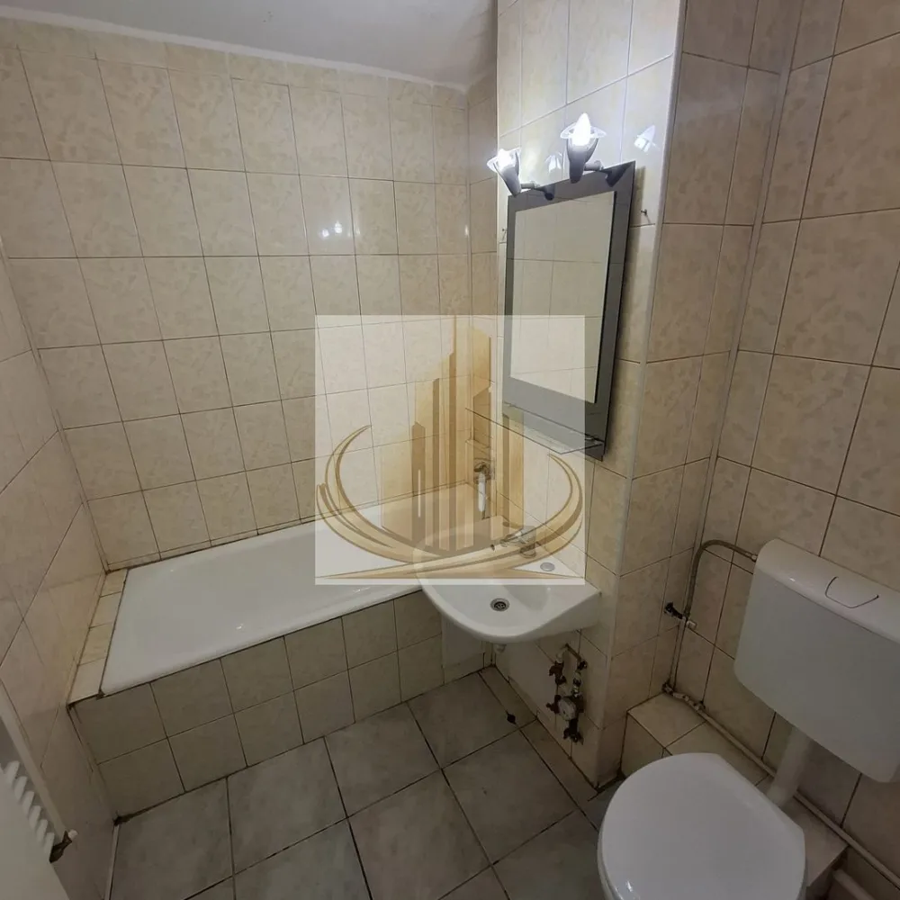 Apartament modern Lipovei, 3 camere - Grand Mobilis Imobiliare vă propune spre închiriere:

Apartament cu 3 camere – zona Lipovei

Vă oferim spre închiriere un apartament spațios cu 3 camere, situat în zona Lipovei, o zonă foarte apreciată pentru accesibilitate și facilități.

Imobilul dispune de aer condiționat și centrală proprie pe gaz, asigurând confort pe tot parcursul anului. Este ideal pentru familii sau pentru persoane care își doresc un spațiu generos, bine poziționat.

Beneficii:

* Zonă excelentă, liniștită și bine dezvoltată
* Acces rapid la magazine precum Profi și Mega Image
* Aproape de mijloace de transport în comun
* Iulius Town la doar 10 minute

Se acceptă animale de companie 🐾

Chirie: 370 euro/lună – preț foarte competitiv pentru această zonă.

Pentru mai multe informații sau programarea unei vizionări, echipa Grand Mobilis Imobiliare vă stă la dispoziție!
ID intern CP3040657