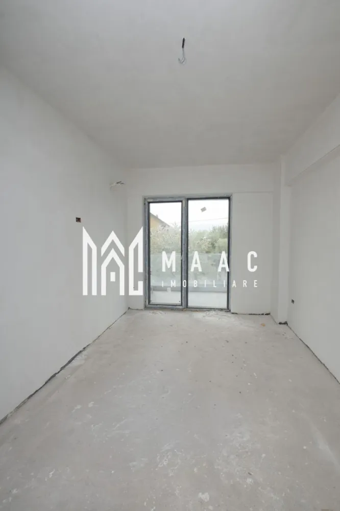 APARTAMENT 2 CAMERE| BLOC NOU-STRADA OSTROVENI| GARAJ - Apartament modern de vânzare – Bloc nou, zona Ostroveni

MAAC Imobiliare vă propune spre vânzare un apartament situat într-un bloc nou din zona Ostroveni, într-o zonă liniștită, aflată în continuă dezvoltare.

Locuința este compartimentată eficient și cuprinde:

Living luminos
Bucătărie
Baie
Hol
Balcon închis cu sticlă, cu vedere către stradă

Apartamentul beneficiază de orientare sud-estică, oferind lumină naturală pe tot parcursul zilei.

Se predă „la cheie”, cu finisaje și dotări moderne incluse:

Gresie și parchet
Centrală proprie
Încălzire în pardoseală
Uși interioare
Prize și întrerupătoare montate
Baie complet utilată

Un avantaj important îl reprezintă garajul situat la demisolul blocului, inclus în proprietate.

Ideal pentru locuit sau investiție, acest apartament îmbină confortul modern cu o amplasare într-o zonă în plină dezvoltare.

Pentru mai multe detalii și programarea unei vizionări, vă stăm la dispoziție!