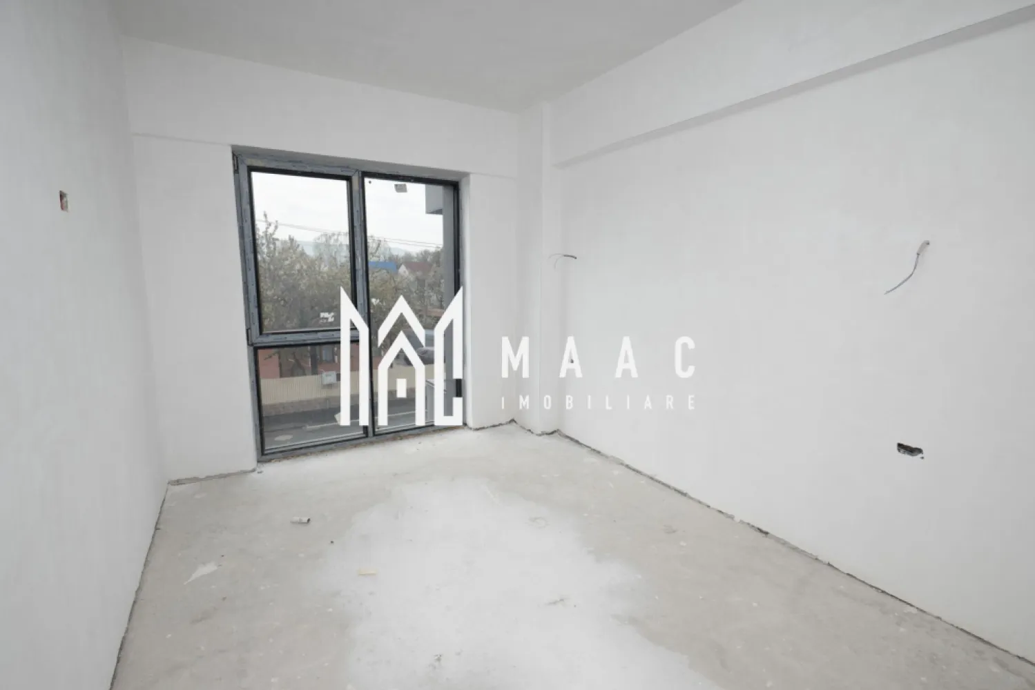 APARTAMENT 2 CAMERE| BLOC NOU-STRADA OSTROVENI| GARAJ - Apartament modern de vânzare – Bloc nou, zona Ostroveni

MAAC Imobiliare vă propune spre vânzare un apartament situat într-un bloc nou din zona Ostroveni, într-o zonă liniștită, aflată în continuă dezvoltare.

Locuința este compartimentată eficient și cuprinde:

Living luminos
Bucătărie
Baie
Hol
Balcon închis cu sticlă, cu vedere către stradă

Apartamentul beneficiază de orientare sud-estică, oferind lumină naturală pe tot parcursul zilei.

Se predă „la cheie”, cu finisaje și dotări moderne incluse:

Gresie și parchet
Centrală proprie
Încălzire în pardoseală
Uși interioare
Prize și întrerupătoare montate
Baie complet utilată

Un avantaj important îl reprezintă garajul situat la demisolul blocului, inclus în proprietate.

Ideal pentru locuit sau investiție, acest apartament îmbină confortul modern cu o amplasare într-o zonă în plină dezvoltare.

Pentru mai multe detalii și programarea unei vizionări, vă stăm la dispoziție!