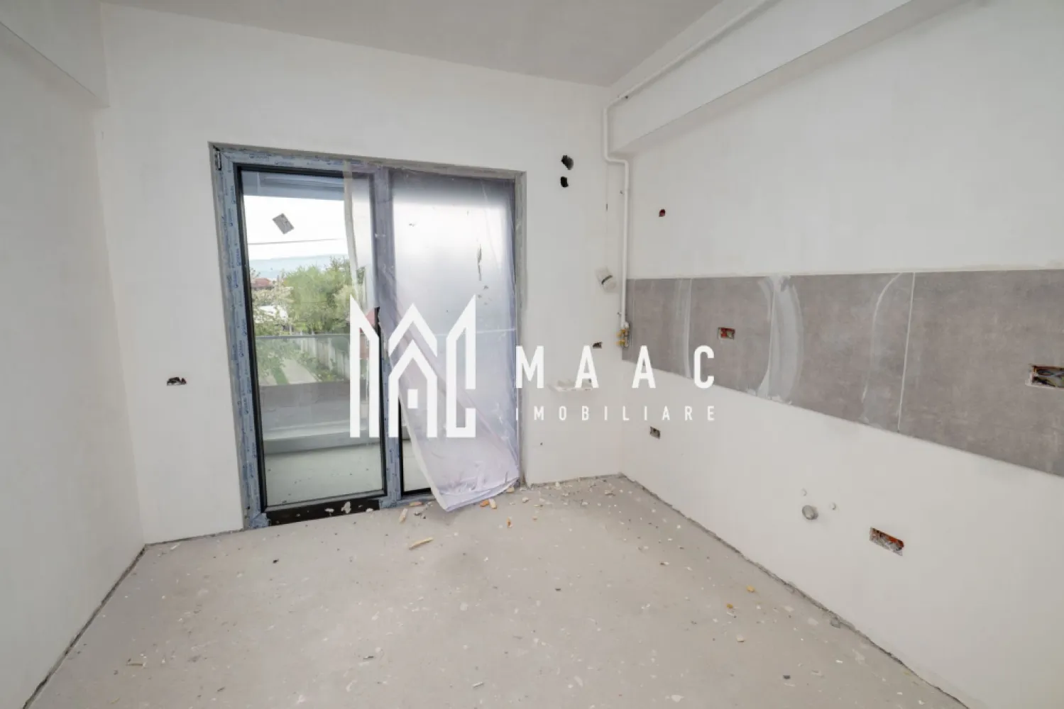 APARTAMENT 2 CAMERE| BLOC NOU-STRADA OSTROVENI| GARAJ - Apartament modern de vânzare – Bloc nou, zona Ostroveni

MAAC Imobiliare vă propune spre vânzare un apartament situat într-un bloc nou din zona Ostroveni, într-o zonă liniștită, aflată în continuă dezvoltare.

Locuința este compartimentată eficient și cuprinde:

Living luminos
Bucătărie
Baie
Hol
Balcon închis cu sticlă, cu vedere către stradă

Apartamentul beneficiază de orientare sud-estică, oferind lumină naturală pe tot parcursul zilei.

Se predă „la cheie”, cu finisaje și dotări moderne incluse:

Gresie și parchet
Centrală proprie
Încălzire în pardoseală
Uși interioare
Prize și întrerupătoare montate
Baie complet utilată

Un avantaj important îl reprezintă garajul situat la demisolul blocului, inclus în proprietate.

Ideal pentru locuit sau investiție, acest apartament îmbină confortul modern cu o amplasare într-o zonă în plină dezvoltare.

Pentru mai multe detalii și programarea unei vizionări, vă stăm la dispoziție!