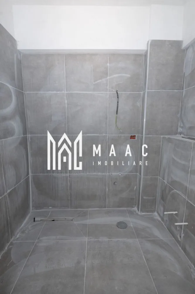APARTAMENT 2 CAMERE| BLOC NOU-STRADA OSTROVENI| GARAJ - Apartament modern de vânzare – Bloc nou, zona Ostroveni

MAAC Imobiliare vă propune spre vânzare un apartament situat într-un bloc nou din zona Ostroveni, într-o zonă liniștită, aflată în continuă dezvoltare.

Locuința este compartimentată eficient și cuprinde:

Living luminos
Bucătărie
Baie
Hol
Balcon închis cu sticlă, cu vedere către stradă

Apartamentul beneficiază de orientare sud-estică, oferind lumină naturală pe tot parcursul zilei.

Se predă „la cheie”, cu finisaje și dotări moderne incluse:

Gresie și parchet
Centrală proprie
Încălzire în pardoseală
Uși interioare
Prize și întrerupătoare montate
Baie complet utilată

Un avantaj important îl reprezintă garajul situat la demisolul blocului, inclus în proprietate.

Ideal pentru locuit sau investiție, acest apartament îmbină confortul modern cu o amplasare într-o zonă în plină dezvoltare.

Pentru mai multe detalii și programarea unei vizionări, vă stăm la dispoziție!