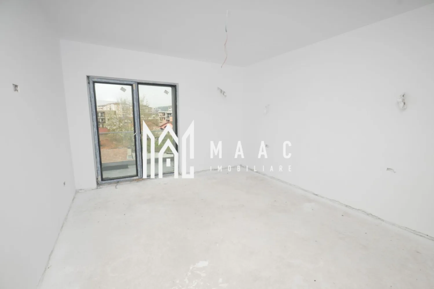 GARSONIERA| BLOC NOU| ETAJ 3 CU LIFT| GARAJ INCLUS - Garsonieră modernă de vânzare – Bloc nou, etaj 3, Agrement Ostroveni

MAAC Imobiliare vă propune spre vânzare o garsonieră situată într-un bloc nou, pe strada Ostroveni, in vecinatatea bulevardului Dem Radulescu la etajul 3 al unui imobil dotat cu lift, amplasat într-o zonă liniștită și în continuă dezvoltare.

Locuința este bine compartimentată și oferă:

Living spațios
Bucătărie închisă
Hol generos
Baie
Terasă

Garsoniera se predă „la cheie”, cu finisaje moderne și dotări incluse:

Gresie și parchet
Centrală proprie
Încălzire în pardoseală
Uși interioare
Prize și întrerupătoare montate
Baie complet utilată

În plus, proprietatea dispune de un garaj situat la demisolul blocului, inclus în preț.

Ideală atât pentru locuit, cât și pentru investiție, această garsonieră oferă confort și acces facil către punctele de interes din zonă.

Pentru mai multe informații și programarea unei vizionări, vă stăm la dispoziție!