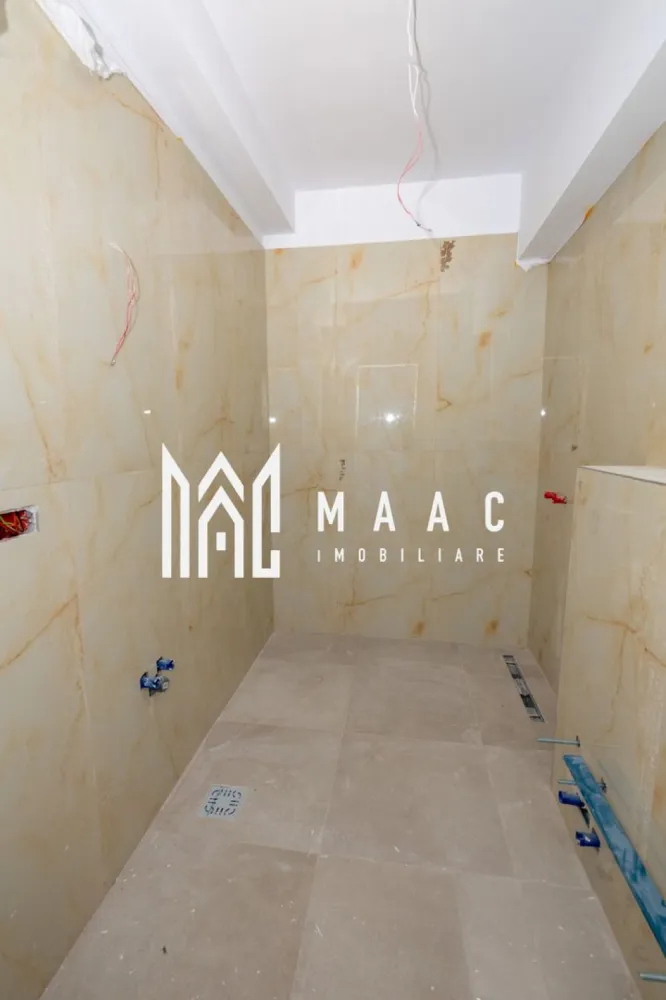 GARSONIERA| BLOC NOU| ETAJ 3 CU LIFT| GARAJ INCLUS - Garsonieră modernă de vânzare – Bloc nou, etaj 3, Agrement Ostroveni

MAAC Imobiliare vă propune spre vânzare o garsonieră situată într-un bloc nou, pe strada Ostroveni, in vecinatatea bulevardului Dem Radulescu la etajul 3 al unui imobil dotat cu lift, amplasat într-o zonă liniștită și în continuă dezvoltare.

Locuința este bine compartimentată și oferă:

Living spațios
Bucătărie închisă
Hol generos
Baie
Terasă

Garsoniera se predă „la cheie”, cu finisaje moderne și dotări incluse:

Gresie și parchet
Centrală proprie
Încălzire în pardoseală
Uși interioare
Prize și întrerupătoare montate
Baie complet utilată

În plus, proprietatea dispune de un garaj situat la demisolul blocului, inclus în preț.

Ideală atât pentru locuit, cât și pentru investiție, această garsonieră oferă confort și acces facil către punctele de interes din zonă.

Pentru mai multe informații și programarea unei vizionări, vă stăm la dispoziție!