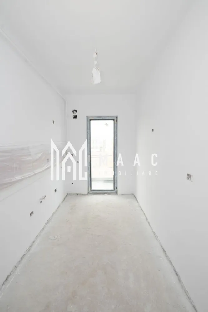 GARSONIERA| BLOC NOU| ETAJ 3 CU LIFT| GARAJ INCLUS - Garsonieră modernă de vânzare – Bloc nou, etaj 3, Agrement Ostroveni

MAAC Imobiliare vă propune spre vânzare o garsonieră situată într-un bloc nou, pe strada Ostroveni, in vecinatatea bulevardului Dem Radulescu la etajul 3 al unui imobil dotat cu lift, amplasat într-o zonă liniștită și în continuă dezvoltare.

Locuința este bine compartimentată și oferă:

Living spațios
Bucătărie închisă
Hol generos
Baie
Terasă

Garsoniera se predă „la cheie”, cu finisaje moderne și dotări incluse:

Gresie și parchet
Centrală proprie
Încălzire în pardoseală
Uși interioare
Prize și întrerupătoare montate
Baie complet utilată

În plus, proprietatea dispune de un garaj situat la demisolul blocului, inclus în preț.

Ideală atât pentru locuit, cât și pentru investiție, această garsonieră oferă confort și acces facil către punctele de interes din zonă.

Pentru mai multe informații și programarea unei vizionări, vă stăm la dispoziție!
