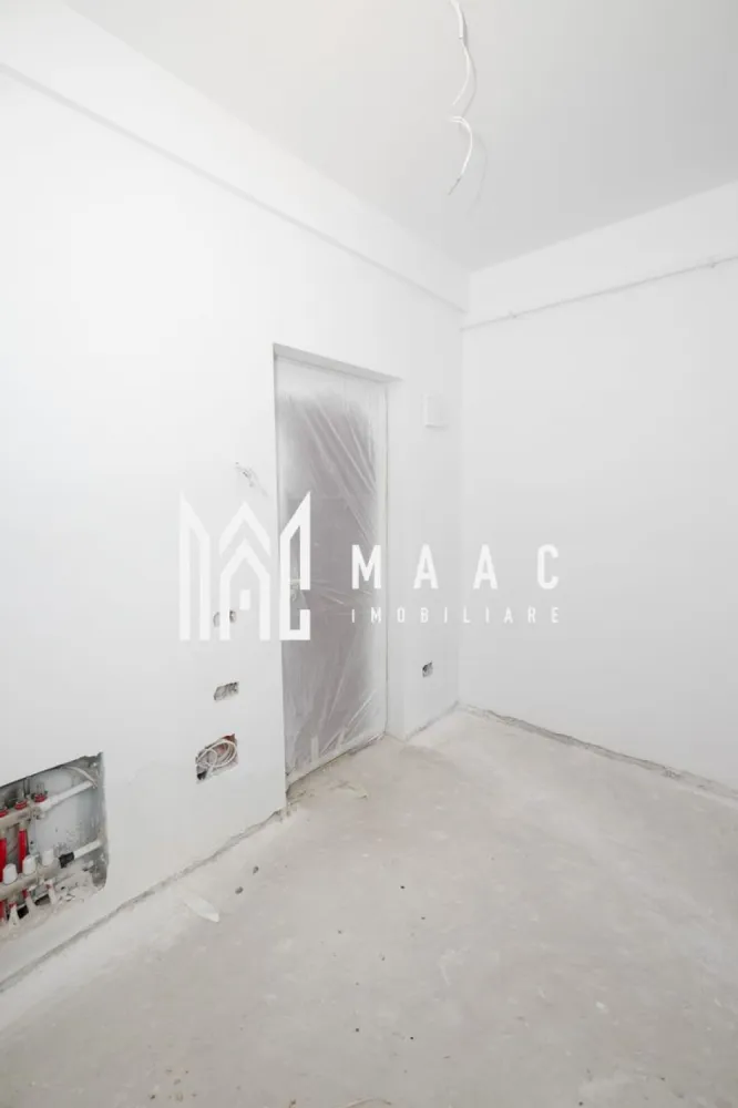 GARSONIERA| BLOC NOU| ETAJ 3 CU LIFT| GARAJ INCLUS - Garsonieră modernă de vânzare – Bloc nou, etaj 3, Agrement Ostroveni

MAAC Imobiliare vă propune spre vânzare o garsonieră situată într-un bloc nou, pe strada Ostroveni, in vecinatatea bulevardului Dem Radulescu la etajul 3 al unui imobil dotat cu lift, amplasat într-o zonă liniștită și în continuă dezvoltare.

Locuința este bine compartimentată și oferă:

Living spațios
Bucătărie închisă
Hol generos
Baie
Terasă

Garsoniera se predă „la cheie”, cu finisaje moderne și dotări incluse:

Gresie și parchet
Centrală proprie
Încălzire în pardoseală
Uși interioare
Prize și întrerupătoare montate
Baie complet utilată

În plus, proprietatea dispune de un garaj situat la demisolul blocului, inclus în preț.

Ideală atât pentru locuit, cât și pentru investiție, această garsonieră oferă confort și acces facil către punctele de interes din zonă.

Pentru mai multe informații și programarea unei vizionări, vă stăm la dispoziție!