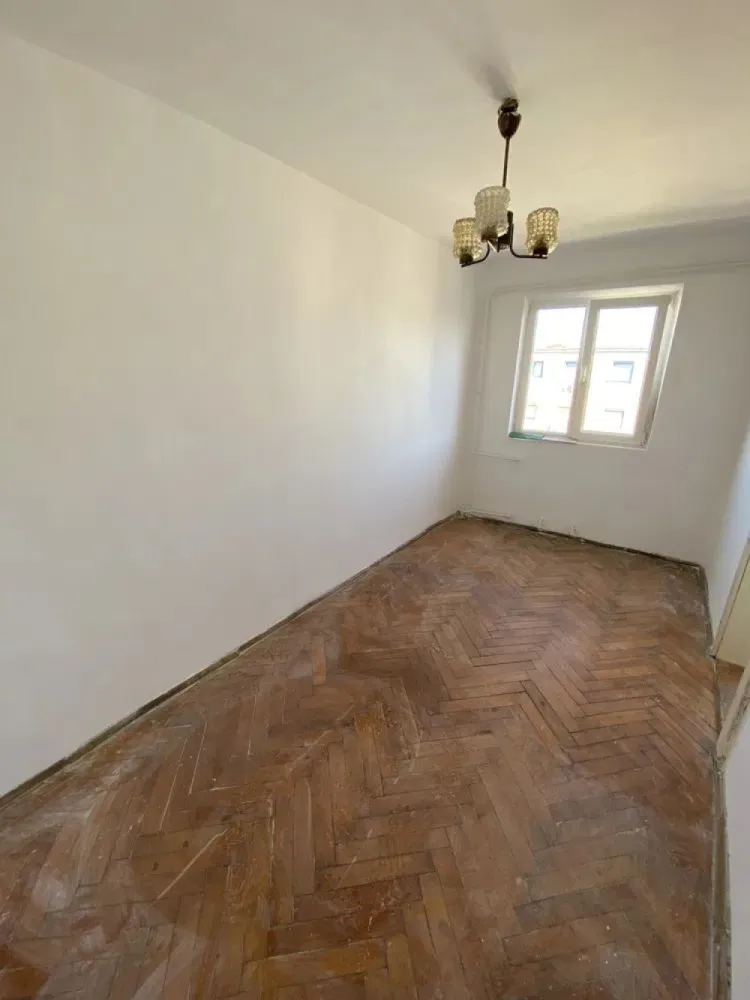 Ag EUROPA vinde ap 2 cam 33mp la etajul 4 in Solidaritatii. - Agenția EUROPA vinde apartament 2 camere in zona Solidaritatii cu suprafata utila de 33mp la etajul 4 cu usa metalica de siguranta, geamuri termopane, fara centrala termica la scara cu interfon.
