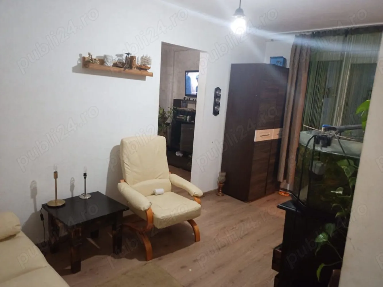 BRASADAS vinde ap w cam etaj 4/4 in Micro 14. - Agentia Imobiliara BRASADAS vinde apartament în zona liniștită, pereți izolați, încălzire cu convectoare de gaz, aer condiționat, boiler, ferestre din PVC.
Infrastructură foarte convenabilă - grădiniță și parcarea chiar sub ferestre, la 100 de metri de Penny, 150 de metri de Profi și stațiile de autobuz, școli, farmacii, spital, piață alimentară în apropiere. 7 minute de mers pe jos până la mall și Kaufland. Aproape de centrul nou. Zonă verde, cu locuri de joacă pentru copii și vecini buni.