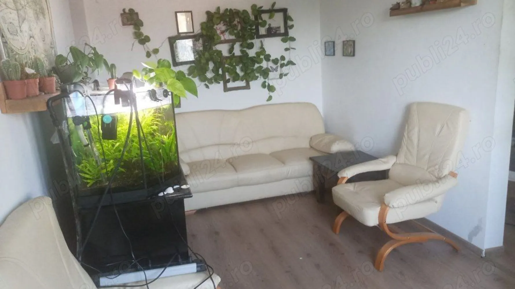 BRASADAS vinde ap w cam etaj 4/4 in Micro 14. - Agentia Imobiliara BRASADAS vinde apartament în zona liniștită, pereți izolați, încălzire cu convectoare de gaz, aer condiționat, boiler, ferestre din PVC.
Infrastructură foarte convenabilă - grădiniță și parcarea chiar sub ferestre, la 100 de metri de Penny, 150 de metri de Profi și stațiile de autobuz, școli, farmacii, spital, piață alimentară în apropiere. 7 minute de mers pe jos până la mall și Kaufland. Aproape de centrul nou. Zonă verde, cu locuri de joacă pentru copii și vecini buni.