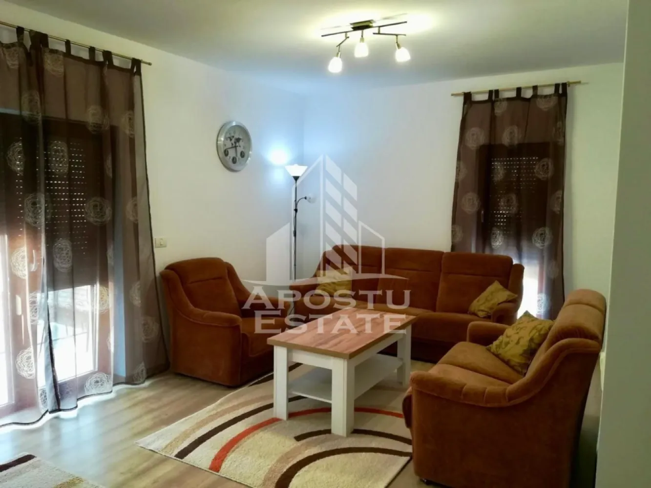 Apartament 2 camere de inchiriat, Giroc, Timisoara - Agentia imobiliara APOSTU ESTATE va propune spre inchiriere un apartament cu 2 camere, spatios si luminos, situat in zona Giroc, o zona linistita si bine pozitionata din Timisoara, potrivit pentru cupluri,familii, sau studenti care isi doresc o locuinta unde sa se simta confortabil si cu acces facil catre scoli, statii de autobuz, supermarketuri , magazine de zona, parcuri.

Suprafata utila: 57 mp
Compartimentare eficienta:
-Hol de acces generos
-Bucatarie complet mobilata si utilata, cu loc de luat masa
-Living luminos si spatios
-Dormitor mobilat si utilat
-Baie prevazuta cu dus

Confort si facilitati:
-Incalzirea apartamentului: centrala proprie
-Incalzirea prin pardoseala
-Apartamentul este complet mobilat si utilat
-Nu se accepta animale de companie de catre proprietar

Localizare:
-Timis,Timisoara, zona Giroc – acces facil spre magazine, supermarketuri, scoli, parcuri si mijloace de transport in comun.

Ideal pentru:
-Familii
-Cupluri
-Studenti

Disponibilitate: 1.08.2026
Pret chirie lunara: 350 euro
Programeaza o vizionare pentru a-ti putea imagina viitorul aici!
ID intern: CP3010821