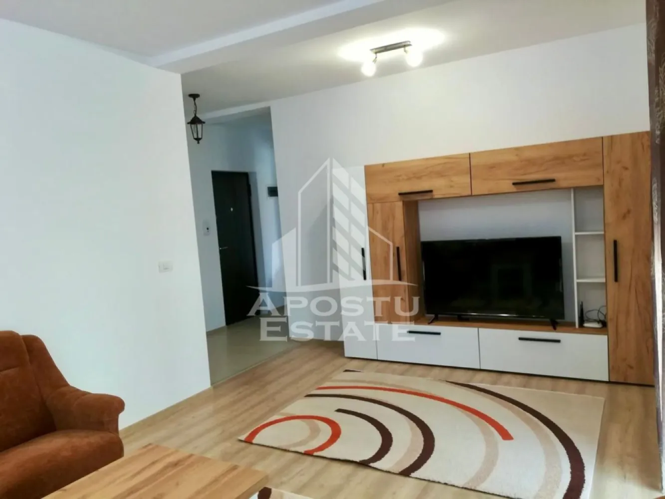 Apartament 2 camere de inchiriat, Giroc, Timisoara - Agentia imobiliara APOSTU ESTATE va propune spre inchiriere un apartament cu 2 camere, spatios si luminos, situat in zona Giroc, o zona linistita si bine pozitionata din Timisoara, potrivit pentru cupluri,familii, sau studenti care isi doresc o locuinta unde sa se simta confortabil si cu acces facil catre scoli, statii de autobuz, supermarketuri , magazine de zona, parcuri.

Suprafata utila: 57 mp
Compartimentare eficienta:
-Hol de acces generos
-Bucatarie complet mobilata si utilata, cu loc de luat masa
-Living luminos si spatios
-Dormitor mobilat si utilat
-Baie prevazuta cu dus

Confort si facilitati:
-Incalzirea apartamentului: centrala proprie
-Incalzirea prin pardoseala
-Apartamentul este complet mobilat si utilat
-Nu se accepta animale de companie de catre proprietar

Localizare:
-Timis,Timisoara, zona Giroc – acces facil spre magazine, supermarketuri, scoli, parcuri si mijloace de transport in comun.

Ideal pentru:
-Familii
-Cupluri
-Studenti

Disponibilitate: 1.08.2026
Pret chirie lunara: 350 euro
Programeaza o vizionare pentru a-ti putea imagina viitorul aici!
ID intern: CP3010821