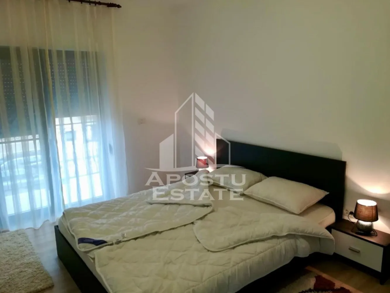 Apartament 2 camere de inchiriat, Giroc, Timisoara - Agentia imobiliara APOSTU ESTATE va propune spre inchiriere un apartament cu 2 camere, spatios si luminos, situat in zona Giroc, o zona linistita si bine pozitionata din Timisoara, potrivit pentru cupluri,familii, sau studenti care isi doresc o locuinta unde sa se simta confortabil si cu acces facil catre scoli, statii de autobuz, supermarketuri , magazine de zona, parcuri.

Suprafata utila: 57 mp
Compartimentare eficienta:
-Hol de acces generos
-Bucatarie complet mobilata si utilata, cu loc de luat masa
-Living luminos si spatios
-Dormitor mobilat si utilat
-Baie prevazuta cu dus

Confort si facilitati:
-Incalzirea apartamentului: centrala proprie
-Incalzirea prin pardoseala
-Apartamentul este complet mobilat si utilat
-Nu se accepta animale de companie de catre proprietar

Localizare:
-Timis,Timisoara, zona Giroc – acces facil spre magazine, supermarketuri, scoli, parcuri si mijloace de transport in comun.

Ideal pentru:
-Familii
-Cupluri
-Studenti

Disponibilitate: 1.08.2026
Pret chirie lunara: 350 euro
Programeaza o vizionare pentru a-ti putea imagina viitorul aici!
ID intern: CP3010821