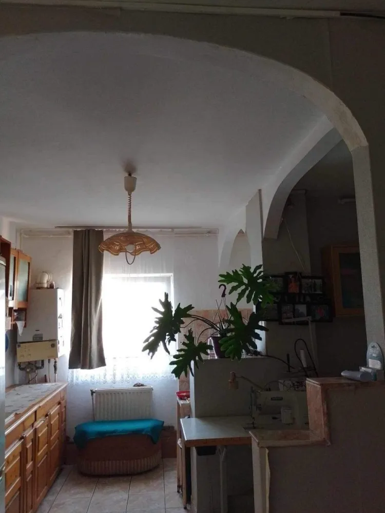 BRASADAS vinde ap 2 cam etaj 4/4 in Micro 17 Satu Mare. - Agentia Imobiliara BRASADAS vinde apartament cu doua camere la etajul 4/4 in Micro 17 cu suprafata utila de 52 mp. 
Beci, 2 balcoane, unul este închis cu termopan, toate geamurile termopan, centrală nouă. 
Apartamentul este aproape de piață. 
Se accepta schimb cu casă la țară in județul Satu Mare.