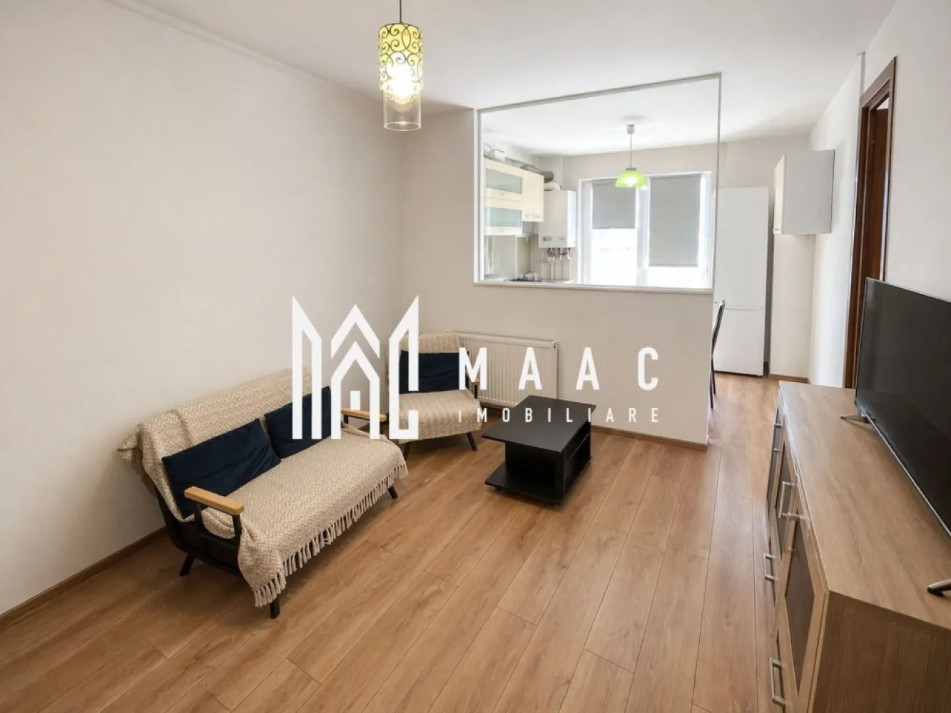 Apartament 2 camere I Magnolia I Parter I Mobilat I Parcare Inclusă - MAAC Imobiliare vă propune spre vânzare un apartament cu 2 camere situat în cartierul Magnolia, o zonă liniștită, modernă și în continuă dezvoltare, ideal atât pentru locuit, cât și pentru investiție. Proprietatea este amplasată la parterul unui imobil cu regim de înălțime P+4, prevăzut cu lift, oferind acces facil și un plus de confort pentru viitorii proprietari.

Apartamentul beneficiază de o compartimentare practică și luminoasă, fiind conceput pentru a oferi funcționalitate și confort în fiecare spațiu. Bucătăria este separată de living prin perete vitrat și ușă din sticlă, ceea ce permite pătrunderea luminii naturale și creează un ambient modern și aerisit.

Compartimentare:
-Living spațios
-Dormitor
-Bucătărie separată prin perete vitrat și ușă din sticlă
-Baie
-Balcon

Locuința se vinde complet mobilată și utilată, fiind pregătită pentru mutare imediată, fără investiții suplimentare. Apartamentul este potrivit pentru persoane care își doresc un spațiu confortabil într-o zonă accesibilă, dar și pentru cei interesați de o proprietate cu potențial investițional.

Dotări și beneficii:
-Loc de parcare inclus
-Ușă metalică la intrare
-Ferestre tip termopan
-Contorizare individuală pentru apă, gaz și energie electrică
-Imobil intabulat
-Imobil dotat cu lift
-Zonă rezidențială liniștită

Apartamentul din Magnolia reprezintă o oportunitate foarte bună pentru cei care caută un apartament mobilat și utilat, într-un imobil modern, cu acces rapid către punctele de interes ale orașului și cu toate facilitățile necesare pentru un stil de viață confortabil.

Pentru mai multe informații și programarea unei vizionări, vă rugăm să specificați CP3043665 la telefon.