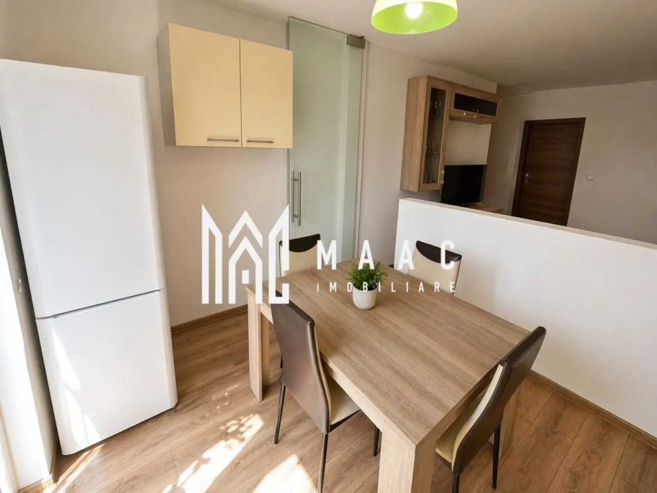 Apartament 2 camere I Magnolia I Parter I Mobilat I Parcare Inclusă - MAAC Imobiliare vă propune spre vânzare un apartament cu 2 camere situat în cartierul Magnolia, o zonă liniștită, modernă și în continuă dezvoltare, ideal atât pentru locuit, cât și pentru investiție. Proprietatea este amplasată la parterul unui imobil cu regim de înălțime P+4, prevăzut cu lift, oferind acces facil și un plus de confort pentru viitorii proprietari.

Apartamentul beneficiază de o compartimentare practică și luminoasă, fiind conceput pentru a oferi funcționalitate și confort în fiecare spațiu. Bucătăria este separată de living prin perete vitrat și ușă din sticlă, ceea ce permite pătrunderea luminii naturale și creează un ambient modern și aerisit.

Compartimentare:
-Living spațios
-Dormitor
-Bucătărie separată prin perete vitrat și ușă din sticlă
-Baie
-Balcon

Locuința se vinde complet mobilată și utilată, fiind pregătită pentru mutare imediată, fără investiții suplimentare. Apartamentul este potrivit pentru persoane care își doresc un spațiu confortabil într-o zonă accesibilă, dar și pentru cei interesați de o proprietate cu potențial investițional.

Dotări și beneficii:
-Loc de parcare inclus
-Ușă metalică la intrare
-Ferestre tip termopan
-Contorizare individuală pentru apă, gaz și energie electrică
-Imobil intabulat
-Imobil dotat cu lift
-Zonă rezidențială liniștită

Apartamentul din Magnolia reprezintă o oportunitate foarte bună pentru cei care caută un apartament mobilat și utilat, într-un imobil modern, cu acces rapid către punctele de interes ale orașului și cu toate facilitățile necesare pentru un stil de viață confortabil.

Pentru mai multe informații și programarea unei vizionări, vă rugăm să specificați CP3043665 la telefon.