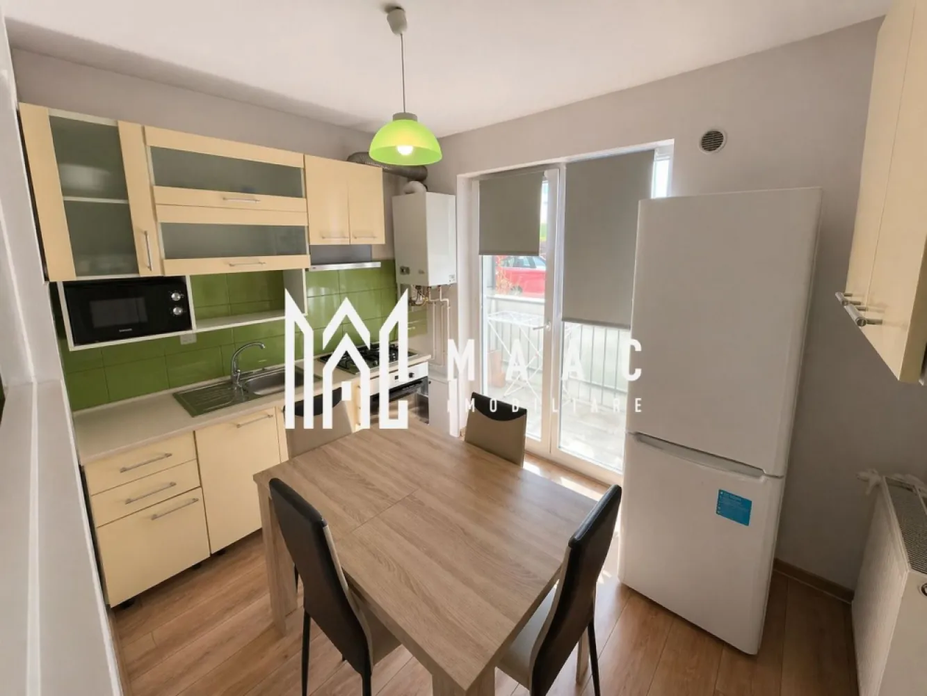Apartament 2 camere I Magnolia I Parter I Mobilat I Parcare Inclusă - MAAC Imobiliare vă propune spre vânzare un apartament cu 2 camere situat în cartierul Magnolia, o zonă liniștită, modernă și în continuă dezvoltare, ideal atât pentru locuit, cât și pentru investiție. Proprietatea este amplasată la parterul unui imobil cu regim de înălțime P+4, prevăzut cu lift, oferind acces facil și un plus de confort pentru viitorii proprietari.

Apartamentul beneficiază de o compartimentare practică și luminoasă, fiind conceput pentru a oferi funcționalitate și confort în fiecare spațiu. Bucătăria este separată de living prin perete vitrat și ușă din sticlă, ceea ce permite pătrunderea luminii naturale și creează un ambient modern și aerisit.

Compartimentare:
-Living spațios
-Dormitor
-Bucătărie separată prin perete vitrat și ușă din sticlă
-Baie
-Balcon

Locuința se vinde complet mobilată și utilată, fiind pregătită pentru mutare imediată, fără investiții suplimentare. Apartamentul este potrivit pentru persoane care își doresc un spațiu confortabil într-o zonă accesibilă, dar și pentru cei interesați de o proprietate cu potențial investițional.

Dotări și beneficii:
-Loc de parcare inclus
-Ușă metalică la intrare
-Ferestre tip termopan
-Contorizare individuală pentru apă, gaz și energie electrică
-Imobil intabulat
-Imobil dotat cu lift
-Zonă rezidențială liniștită

Apartamentul din Magnolia reprezintă o oportunitate foarte bună pentru cei care caută un apartament mobilat și utilat, într-un imobil modern, cu acces rapid către punctele de interes ale orașului și cu toate facilitățile necesare pentru un stil de viață confortabil.

Pentru mai multe informații și programarea unei vizionări, vă rugăm să specificați CP3043665 la telefon.