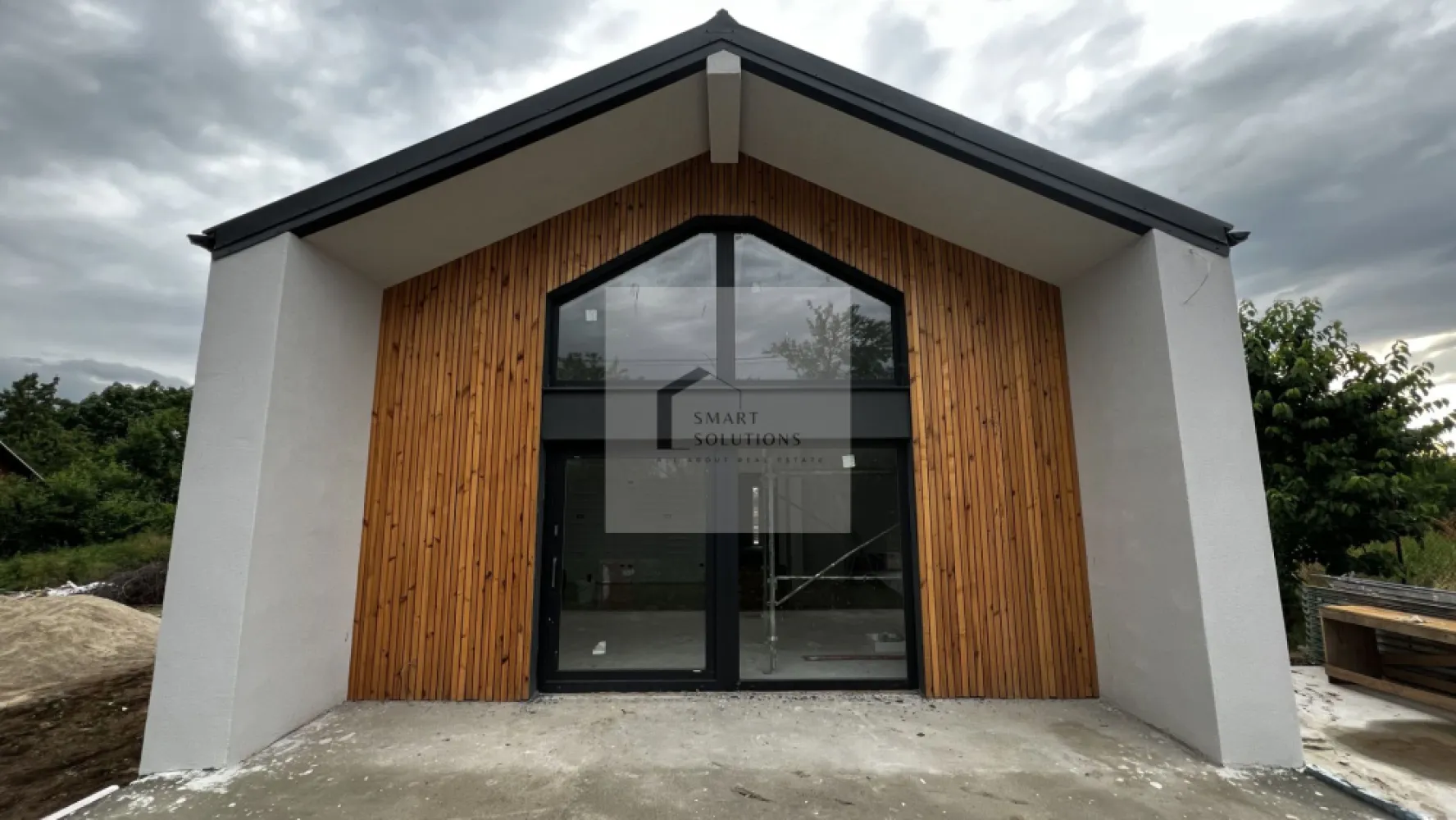 Casă Individuală Premium pe Parter | Eficiență Energetica Maxima - Vă propunem spre vânzare o locuință modernă, proiectată exclusiv pe parter, care îmbină designul minimalist cu funcționalitatea supremă. 
Situată într-o zonă liniștită din Clinceni, casa este refugiul ideal pentru cei care vor să evadeze din agitația urbană, fără a sacrifica accesul rapid către București.

Preț: 155.000 EUR (Proiect "La Gata" – finisaje incluse) - COMISION 0%

Teren Generos: Beneficiați de un lot de 490 mp, oferind o curte spațioasă, asigurând intimitate și spațiu pentru relaxare.

Arhitectură de Excepție: Living de tip open space cu tavan înalt, care oferă o senzație de volum și libertate, rar întâlnită în segmentul rezidențial.

Conexiune cu Natura: Fiecare cameră dispune de ieșire directă pe terase, eliminând bariera dintre interior și exterior și inundând spațiul cu lumină naturală prin suprafețele vitrate mari.

Eficiență Energetică : Dotată cu pompă de căldură și infrastructură completă pentru panouri fotovoltaice. Aceste sisteme pot reduce costurile cu energia pentru încălzire și apă caldă cu până la 85%.

Compartimentare și Specificații:

Suprafață Utilă: 114 mp optimizați inteligent.

Camere: 3 dormitoare luminoase și un living generos cu zonă de dining.

Băi: 2 băi cu design modern.

Utilități Complete: Apă curentă, canalizare, și curent electric.

Parcare: Spațiu amenajat pentru minimum 2 autoturisme.

Dotări Premium incluse în preț:

Sistem de încălzire în pardoseală pentru confort termic uniform.

Tâmplărie de înaltă calitate Salamander, pentru izolație fonică și termică superioară.

Infrastructură gata pregătită pentru iluminat exterior și poartă electrică.

Corpuri de iluminat in interior deja instalate.

Locație și Conectivitate:

Locuința profită de cele mai importante proiecte de infrastructură din sud-vestul capitalei:

Acces facil către Autostrada A0 Sud și Pasajul Clinceni, scurtând semnificativ timpul de deplasare către orice zonă a Bucureștiului.

Proximitate față de Prelungirea Ghencea și noul Pasaj Domnești.

Casa se predă complet finalizată, pregătită să devină noul tău cămin.

Programează acum o vizionare și convinge-te personal de calitatea acestui proiect!