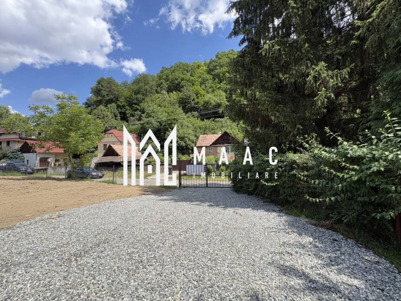 Vilă spațioasă în centrul Cisnădioarei, teren generos 1300 mp, finalizată 2025 - MAAC Imobiliare va propune spre vânzare o Casa, finalizată în 2025, impresionează prin suprafața generoasă și compartimentarea practică, fiind ideală atât pentru locuit, cât și pentru investiție (pensiune, casă multifamilială sau retreat).

Proprietatea dispune de un teren total de 1300 mp, dintre care aproximativ 1200 mp reprezintă curte liberă — perfectă pentru grădină, foișor, piscină sau alte amenajări.

Imobilul oferă numeroase camere, distribuite pe mai multe niveluri (subsol, parter, etaj și mansardă), oferind flexibilitate maximă în utilizare.

Beneficii:
 • Toate utilitățile disponibile inclusiv curent trifazic 
 • Fântână proprie
 • Suprafață generoasă și compartimentare eficientă
 • Curte mare, ideală pentru relaxare sau dezvoltare
 • Locație centrală, cu acces facil

O proprietate rară în zonă, perfectă pentru cei care își doresc spațiu, confort și liniște într-un cadru natural deosebit.

Pentru mai multe detalii precizați ca ați văzut anunțul cu ID CP 3010202
