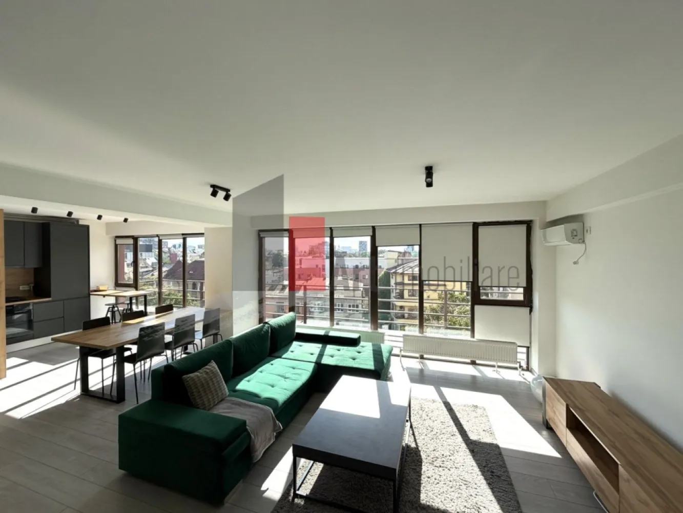 Apartament 3 camere tip Duplex - zona Calea Calarasilor/Popa Nan - Va prezentam spre achizitie cel mai luminos apartament de 3 camere, tip duplex, cu scara interioara, localizat la etajul 3 si Mansarda, al unui bloc construit in 2014, dotat cu lift si care include doar 10 apartamente in total. Datorita suprafetei vitrate mari si a orientarii spre sud vest, apartamentul se bucura de lumina naturala din belsug si vedere libera spre apus. 

Apartamentul a fost finisat si amenajat in anii 2020-2021 si are o suprafata utila de 115,54 mp si o suprafata totala de 134,57 mp (inclusiv scara interioara si balconul generos, deschis). Intrarea in apartament se face la nivelul 3 al blocului cu lift, unde avem o suprafata generoasa si foarte luminoasa, deschisa, cu zona de living, dining si bucatarie, 1 spatiu de depozitare, 1 baie completa dotata cu dus si tot in baie gasim si masina de spalat rufe. Deasemenea de la acest nivel se acceseaza balconul de 15 mp deschis, cu vedere libera catre oras si orientat spre apus. 

Urcand pe scara interioara ajungem in zona de noapte unde avem 2 dormitoare (sau un dormitor si un birou "de acasa") cu ferestre de mansarda, 1 baie completa cu cada si un dressing incapator. 

Apartamentul este mobilat si utilat (mai putin a 2a camera de la etaj) cu mobila de calitate, bucataria este complet mobilata si utilata cu frigider, plita pe gaz, cuptor electric, hota si masina de spalat vase. Tot in bucatarie avem si centrala termica iar pentru perioada verii, in apartament, gasim 3 aparate AC. 

Zona este una centrala dar cladirea nu este situata la un bulevard sau sosea principala, este situata in planul 2 fata de sosea, in zona de case si blocuri cu regim mic de inaltime. In proximitate, la distanta de mers pe jos exista magazine, supermarketur-uri, piata, farmacii, fast-food-uri, restaurante, cafenele, sucursale de banci, saloane de infrumusetare, scoli, gradinite, licee si Universitatea Hyperion. 
Blocul se afla la cca 15 minute de mers pe jos de Bd Decebal si cafenelele sale, cca 25 de minute de mers pe jos de Piata Unirii, 30 de minute de Piata Universitatii si 20 de minute de mers pe jos de Piata Muncii. 

Apartamentul este unul primitor, foarte luminos, perfect pentru un cuplu cu/fara copil. Mobila si electrocasnicele sunt de calitate si intr-o stare foarte buna, anumite piese de mobilier au fost folosite foarte putin iar amenajarea actuala permite personalizarea spatiului, ulterioara achizitiei. 

Blocul nu are parcare, locuri de parcare se pot gasi pe strada sau strazile laturalnice sau se poate inchiria un loc contra-cost intr-o parcare privata din fata blocului. 

Pretul este usor negociabil, comision 0.