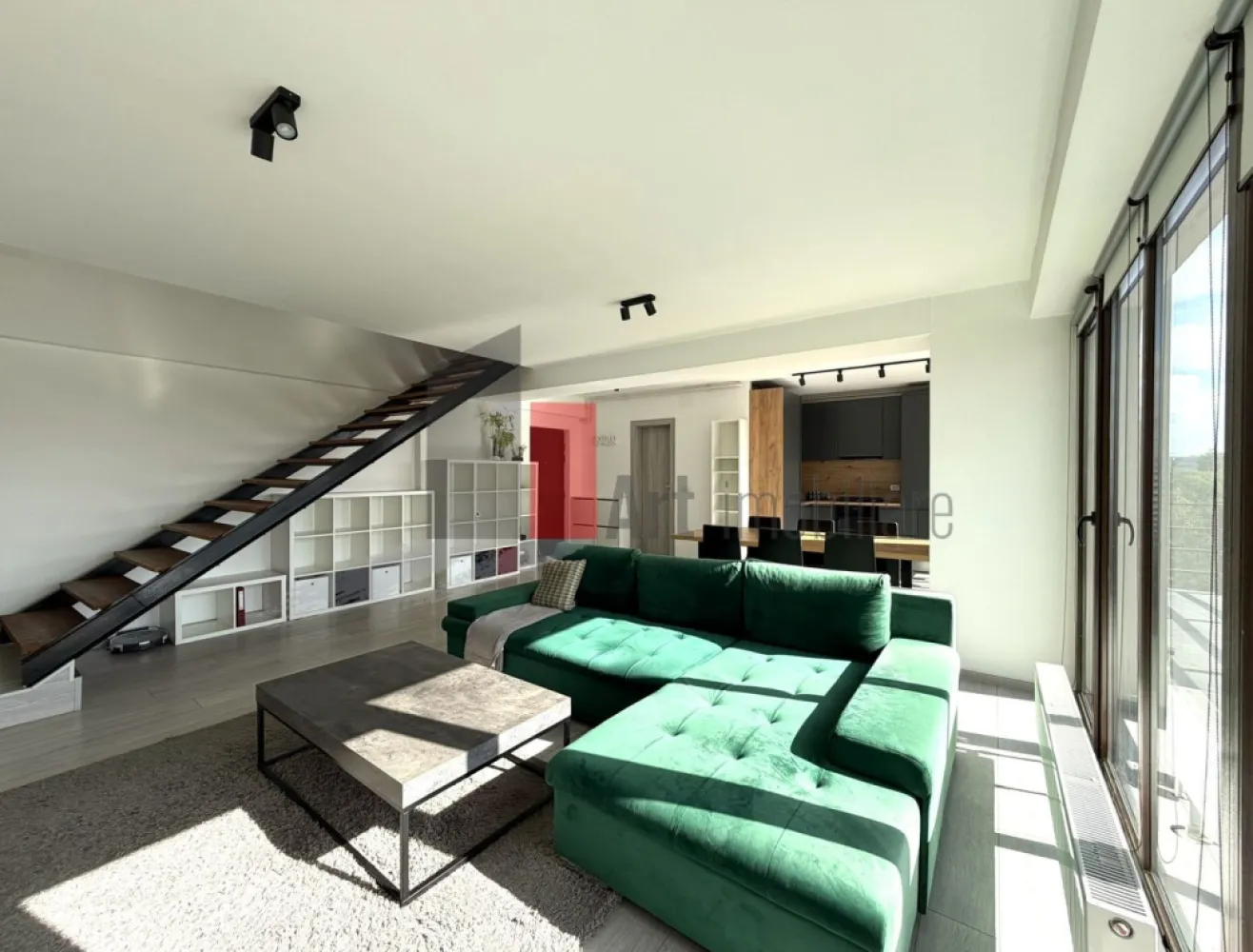 Apartament 3 camere tip Duplex - zona Calea Calarasilor/Popa Nan - Va prezentam spre achizitie cel mai luminos apartament de 3 camere, tip duplex, cu scara interioara, localizat la etajul 3 si Mansarda, al unui bloc construit in 2014, dotat cu lift si care include doar 10 apartamente in total. Datorita suprafetei vitrate mari si a orientarii spre sud vest, apartamentul se bucura de lumina naturala din belsug si vedere libera spre apus. 

Apartamentul a fost finisat si amenajat in anii 2020-2021 si are o suprafata utila de 115,54 mp si o suprafata totala de 134,57 mp (inclusiv scara interioara si balconul generos, deschis). Intrarea in apartament se face la nivelul 3 al blocului cu lift, unde avem o suprafata generoasa si foarte luminoasa, deschisa, cu zona de living, dining si bucatarie, 1 spatiu de depozitare, 1 baie completa dotata cu dus si tot in baie gasim si masina de spalat rufe. Deasemenea de la acest nivel se acceseaza balconul de 15 mp deschis, cu vedere libera catre oras si orientat spre apus. 

Urcand pe scara interioara ajungem in zona de noapte unde avem 2 dormitoare (sau un dormitor si un birou "de acasa") cu ferestre de mansarda, 1 baie completa cu cada si un dressing incapator. 

Apartamentul este mobilat si utilat (mai putin a 2a camera de la etaj) cu mobila de calitate, bucataria este complet mobilata si utilata cu frigider, plita pe gaz, cuptor electric, hota si masina de spalat vase. Tot in bucatarie avem si centrala termica iar pentru perioada verii, in apartament, gasim 3 aparate AC. 

Zona este una centrala dar cladirea nu este situata la un bulevard sau sosea principala, este situata in planul 2 fata de sosea, in zona de case si blocuri cu regim mic de inaltime. In proximitate, la distanta de mers pe jos exista magazine, supermarketur-uri, piata, farmacii, fast-food-uri, restaurante, cafenele, sucursale de banci, saloane de infrumusetare, scoli, gradinite, licee si Universitatea Hyperion. 
Blocul se afla la cca 15 minute de mers pe jos de Bd Decebal si cafenelele sale, cca 25 de minute de mers pe jos de Piata Unirii, 30 de minute de Piata Universitatii si 20 de minute de mers pe jos de Piata Muncii. 

Apartamentul este unul primitor, foarte luminos, perfect pentru un cuplu cu/fara copil. Mobila si electrocasnicele sunt de calitate si intr-o stare foarte buna, anumite piese de mobilier au fost folosite foarte putin iar amenajarea actuala permite personalizarea spatiului, ulterioara achizitiei. 

Blocul nu are parcare, locuri de parcare se pot gasi pe strada sau strazile laturalnice sau se poate inchiria un loc contra-cost intr-o parcare privata din fata blocului. 

Pretul este usor negociabil, comision 0.
