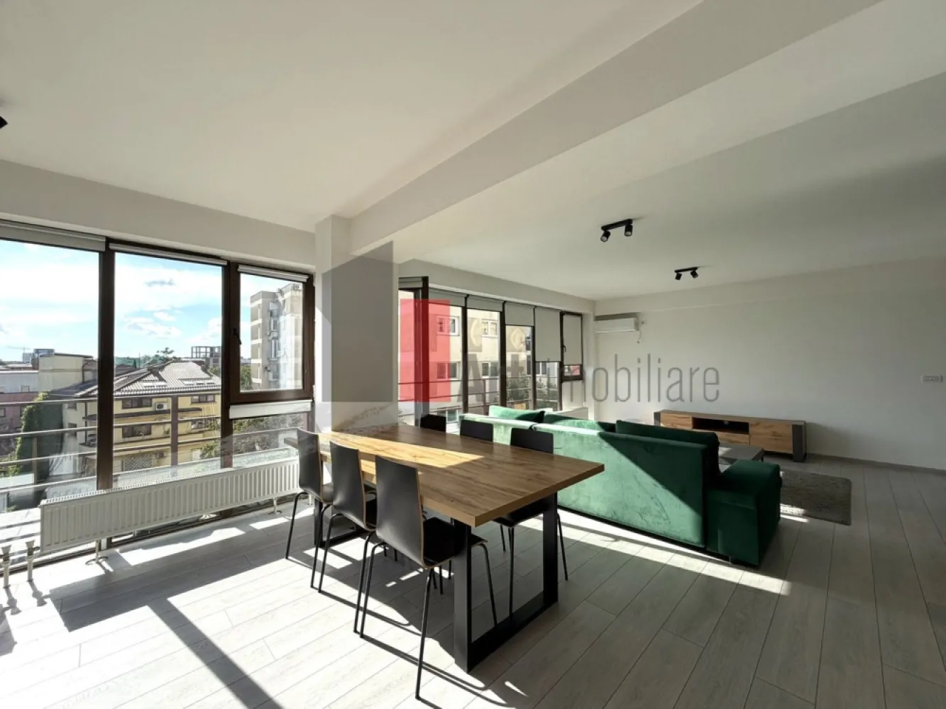 Apartament 3 camere tip Duplex - zona Calea Calarasilor/Popa Nan - Va prezentam spre achizitie cel mai luminos apartament de 3 camere, tip duplex, cu scara interioara, localizat la etajul 3 si Mansarda, al unui bloc construit in 2014, dotat cu lift si care include doar 10 apartamente in total. Datorita suprafetei vitrate mari si a orientarii spre sud vest, apartamentul se bucura de lumina naturala din belsug si vedere libera spre apus. 

Apartamentul a fost finisat si amenajat in anii 2020-2021 si are o suprafata utila de 115,54 mp si o suprafata totala de 134,57 mp (inclusiv scara interioara si balconul generos, deschis). Intrarea in apartament se face la nivelul 3 al blocului cu lift, unde avem o suprafata generoasa si foarte luminoasa, deschisa, cu zona de living, dining si bucatarie, 1 spatiu de depozitare, 1 baie completa dotata cu dus si tot in baie gasim si masina de spalat rufe. Deasemenea de la acest nivel se acceseaza balconul de 15 mp deschis, cu vedere libera catre oras si orientat spre apus. 

Urcand pe scara interioara ajungem in zona de noapte unde avem 2 dormitoare (sau un dormitor si un birou "de acasa") cu ferestre de mansarda, 1 baie completa cu cada si un dressing incapator. 

Apartamentul este mobilat si utilat (mai putin a 2a camera de la etaj) cu mobila de calitate, bucataria este complet mobilata si utilata cu frigider, plita pe gaz, cuptor electric, hota si masina de spalat vase. Tot in bucatarie avem si centrala termica iar pentru perioada verii, in apartament, gasim 3 aparate AC. 

Zona este una centrala dar cladirea nu este situata la un bulevard sau sosea principala, este situata in planul 2 fata de sosea, in zona de case si blocuri cu regim mic de inaltime. In proximitate, la distanta de mers pe jos exista magazine, supermarketur-uri, piata, farmacii, fast-food-uri, restaurante, cafenele, sucursale de banci, saloane de infrumusetare, scoli, gradinite, licee si Universitatea Hyperion. 
Blocul se afla la cca 15 minute de mers pe jos de Bd Decebal si cafenelele sale, cca 25 de minute de mers pe jos de Piata Unirii, 30 de minute de Piata Universitatii si 20 de minute de mers pe jos de Piata Muncii. 

Apartamentul este unul primitor, foarte luminos, perfect pentru un cuplu cu/fara copil. Mobila si electrocasnicele sunt de calitate si intr-o stare foarte buna, anumite piese de mobilier au fost folosite foarte putin iar amenajarea actuala permite personalizarea spatiului, ulterioara achizitiei. 

Blocul nu are parcare, locuri de parcare se pot gasi pe strada sau strazile laturalnice sau se poate inchiria un loc contra-cost intr-o parcare privata din fata blocului. 

Pretul este usor negociabil, comision 0.