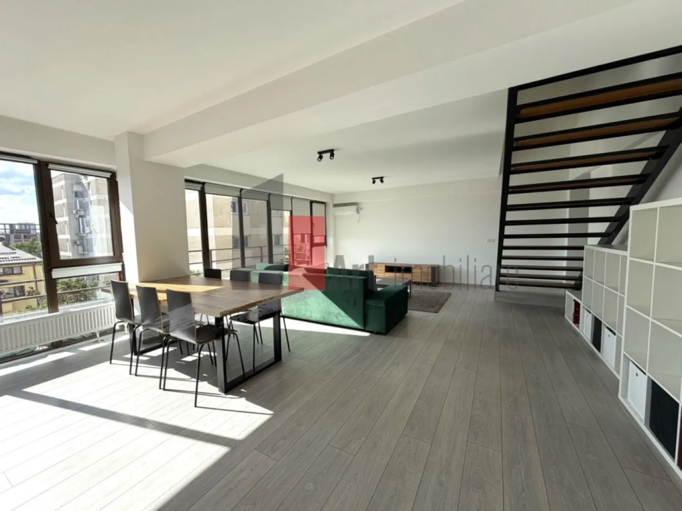 Apartament 3 camere tip Duplex - zona Calea Calarasilor/Popa Nan - Va prezentam spre achizitie cel mai luminos apartament de 3 camere, tip duplex, cu scara interioara, localizat la etajul 3 si Mansarda, al unui bloc construit in 2014, dotat cu lift si care include doar 10 apartamente in total. Datorita suprafetei vitrate mari si a orientarii spre sud vest, apartamentul se bucura de lumina naturala din belsug si vedere libera spre apus. 

Apartamentul a fost finisat si amenajat in anii 2020-2021 si are o suprafata utila de 115,54 mp si o suprafata totala de 134,57 mp (inclusiv scara interioara si balconul generos, deschis). Intrarea in apartament se face la nivelul 3 al blocului cu lift, unde avem o suprafata generoasa si foarte luminoasa, deschisa, cu zona de living, dining si bucatarie, 1 spatiu de depozitare, 1 baie completa dotata cu dus si tot in baie gasim si masina de spalat rufe. Deasemenea de la acest nivel se acceseaza balconul de 15 mp deschis, cu vedere libera catre oras si orientat spre apus. 

Urcand pe scara interioara ajungem in zona de noapte unde avem 2 dormitoare (sau un dormitor si un birou "de acasa") cu ferestre de mansarda, 1 baie completa cu cada si un dressing incapator. 

Apartamentul este mobilat si utilat (mai putin a 2a camera de la etaj) cu mobila de calitate, bucataria este complet mobilata si utilata cu frigider, plita pe gaz, cuptor electric, hota si masina de spalat vase. Tot in bucatarie avem si centrala termica iar pentru perioada verii, in apartament, gasim 3 aparate AC. 

Zona este una centrala dar cladirea nu este situata la un bulevard sau sosea principala, este situata in planul 2 fata de sosea, in zona de case si blocuri cu regim mic de inaltime. In proximitate, la distanta de mers pe jos exista magazine, supermarketur-uri, piata, farmacii, fast-food-uri, restaurante, cafenele, sucursale de banci, saloane de infrumusetare, scoli, gradinite, licee si Universitatea Hyperion. 
Blocul se afla la cca 15 minute de mers pe jos de Bd Decebal si cafenelele sale, cca 25 de minute de mers pe jos de Piata Unirii, 30 de minute de Piata Universitatii si 20 de minute de mers pe jos de Piata Muncii. 

Apartamentul este unul primitor, foarte luminos, perfect pentru un cuplu cu/fara copil. Mobila si electrocasnicele sunt de calitate si intr-o stare foarte buna, anumite piese de mobilier au fost folosite foarte putin iar amenajarea actuala permite personalizarea spatiului, ulterioara achizitiei. 

Blocul nu are parcare, locuri de parcare se pot gasi pe strada sau strazile laturalnice sau se poate inchiria un loc contra-cost intr-o parcare privata din fata blocului. 

Pretul este usor negociabil, comision 0.