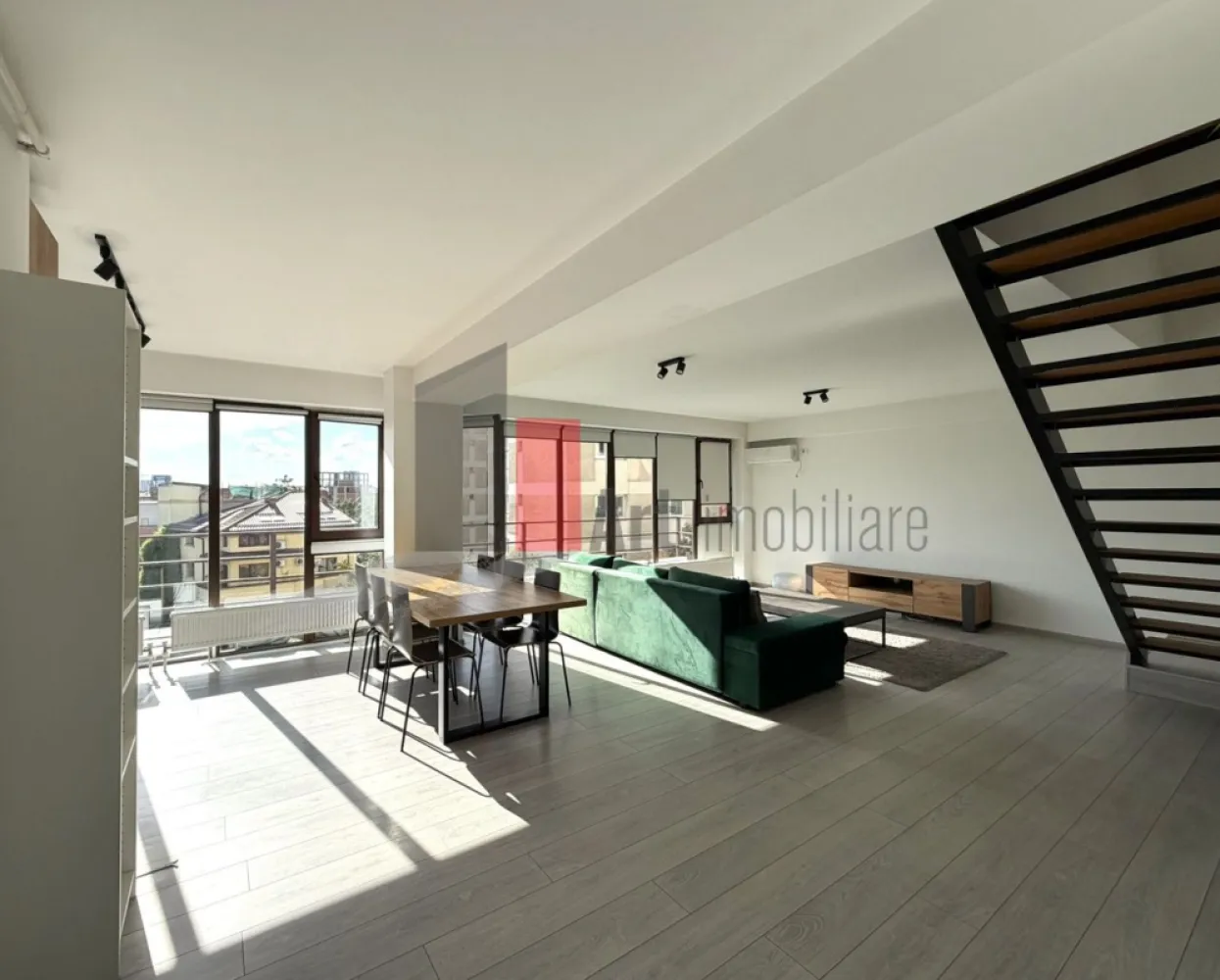 Apartament 3 camere tip Duplex - zona Calea Calarasilor/Popa Nan - Va prezentam spre achizitie cel mai luminos apartament de 3 camere, tip duplex, cu scara interioara, localizat la etajul 3 si Mansarda, al unui bloc construit in 2014, dotat cu lift si care include doar 10 apartamente in total. Datorita suprafetei vitrate mari si a orientarii spre sud vest, apartamentul se bucura de lumina naturala din belsug si vedere libera spre apus. 

Apartamentul a fost finisat si amenajat in anii 2020-2021 si are o suprafata utila de 115,54 mp si o suprafata totala de 134,57 mp (inclusiv scara interioara si balconul generos, deschis). Intrarea in apartament se face la nivelul 3 al blocului cu lift, unde avem o suprafata generoasa si foarte luminoasa, deschisa, cu zona de living, dining si bucatarie, 1 spatiu de depozitare, 1 baie completa dotata cu dus si tot in baie gasim si masina de spalat rufe. Deasemenea de la acest nivel se acceseaza balconul de 15 mp deschis, cu vedere libera catre oras si orientat spre apus. 

Urcand pe scara interioara ajungem in zona de noapte unde avem 2 dormitoare (sau un dormitor si un birou "de acasa") cu ferestre de mansarda, 1 baie completa cu cada si un dressing incapator. 

Apartamentul este mobilat si utilat (mai putin a 2a camera de la etaj) cu mobila de calitate, bucataria este complet mobilata si utilata cu frigider, plita pe gaz, cuptor electric, hota si masina de spalat vase. Tot in bucatarie avem si centrala termica iar pentru perioada verii, in apartament, gasim 3 aparate AC. 

Zona este una centrala dar cladirea nu este situata la un bulevard sau sosea principala, este situata in planul 2 fata de sosea, in zona de case si blocuri cu regim mic de inaltime. In proximitate, la distanta de mers pe jos exista magazine, supermarketur-uri, piata, farmacii, fast-food-uri, restaurante, cafenele, sucursale de banci, saloane de infrumusetare, scoli, gradinite, licee si Universitatea Hyperion. 
Blocul se afla la cca 15 minute de mers pe jos de Bd Decebal si cafenelele sale, cca 25 de minute de mers pe jos de Piata Unirii, 30 de minute de Piata Universitatii si 20 de minute de mers pe jos de Piata Muncii. 

Apartamentul este unul primitor, foarte luminos, perfect pentru un cuplu cu/fara copil. Mobila si electrocasnicele sunt de calitate si intr-o stare foarte buna, anumite piese de mobilier au fost folosite foarte putin iar amenajarea actuala permite personalizarea spatiului, ulterioara achizitiei. 

Blocul nu are parcare, locuri de parcare se pot gasi pe strada sau strazile laturalnice sau se poate inchiria un loc contra-cost intr-o parcare privata din fata blocului. 

Pretul este usor negociabil, comision 0.